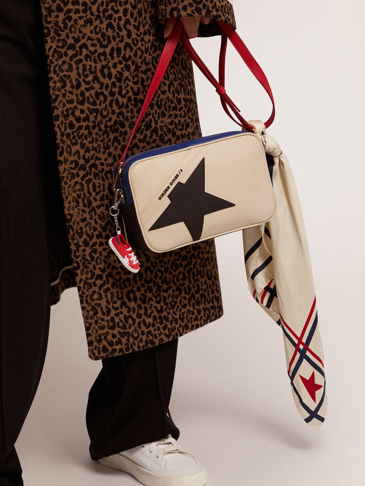 Women's Star Bag in pebbled leather with black star| Golden Goose