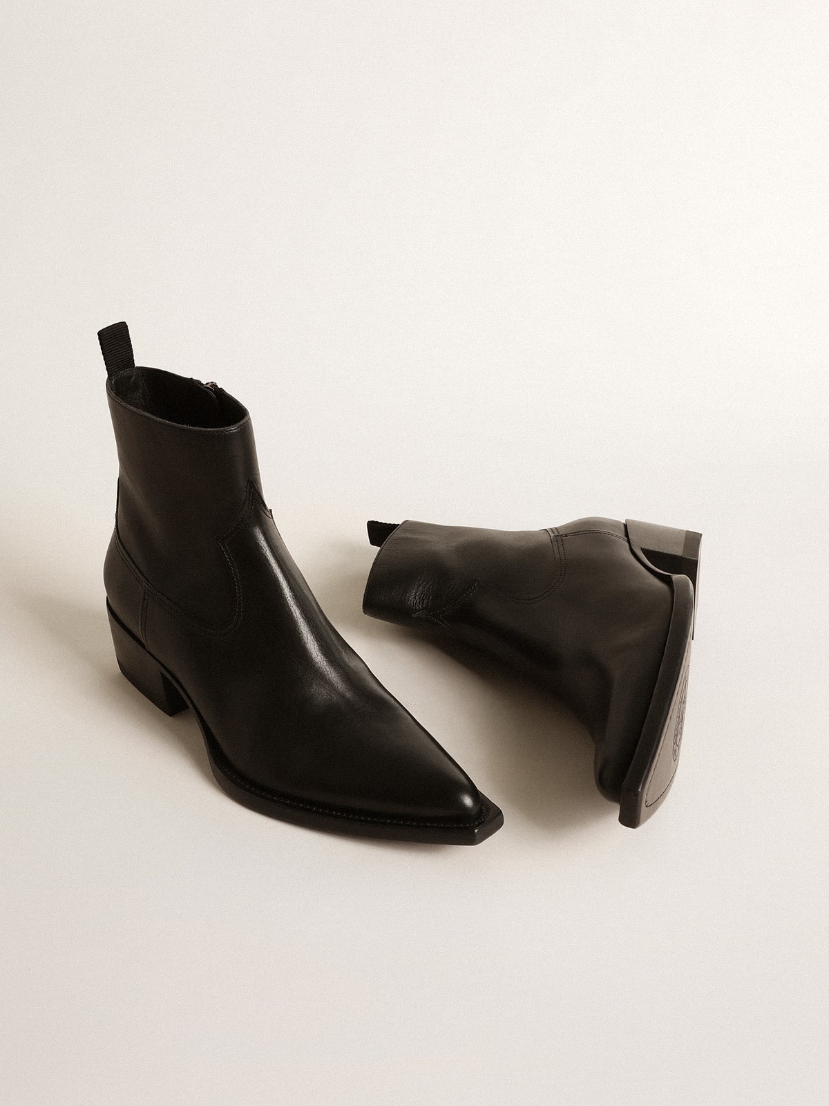 Men's low Debbie boots in black leather| Golden Goose