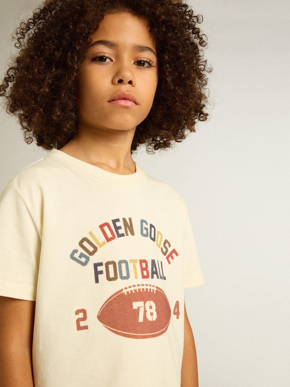 Boys' T-shirt in worn white with multicolor lettering| Golden Goose