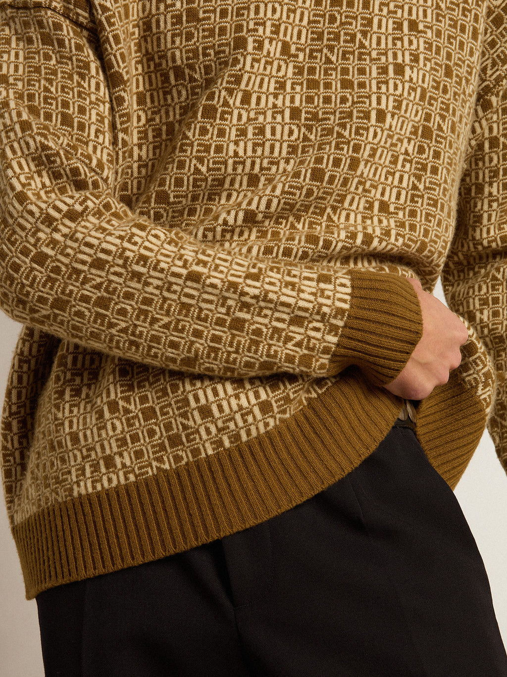 Round-neck sweater with olive-green jacquard lettering motif| Golden Goose