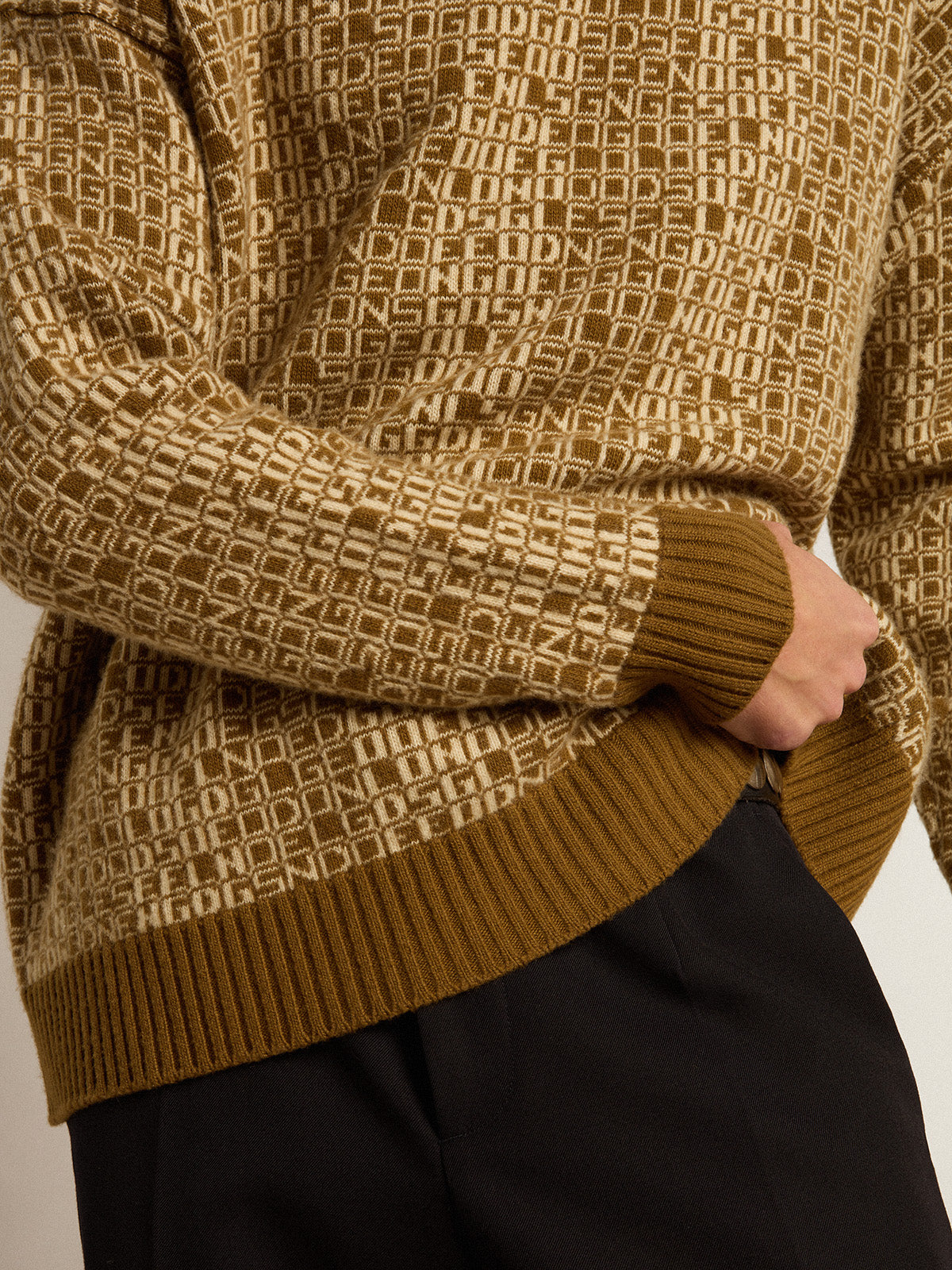 Round-neck sweater with olive-green jacquard lettering motif| Golden Goose