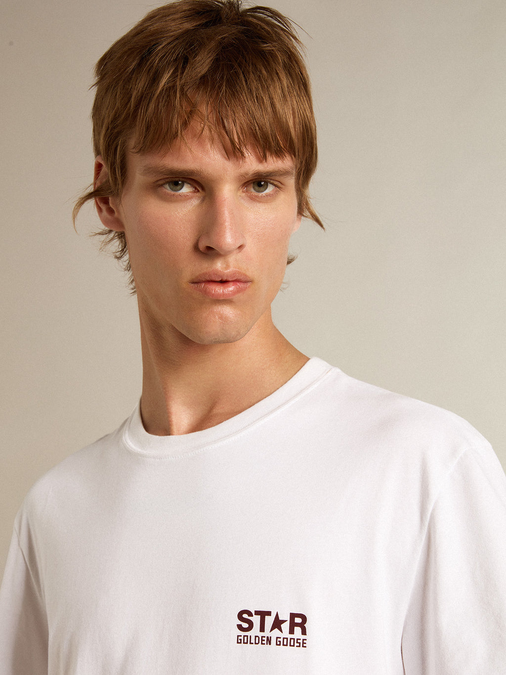 Men's white T-shirt with contrasting burgundy logo and star| Golden Goose