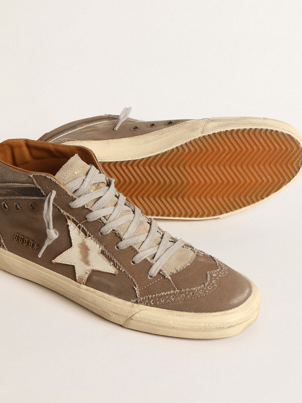 Mid Star in green canvas with leather star and black flash| Golden Goose