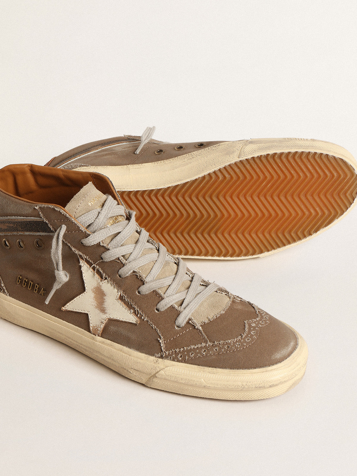 Mid Star in green canvas with leather star and black flash| Golden Goose
