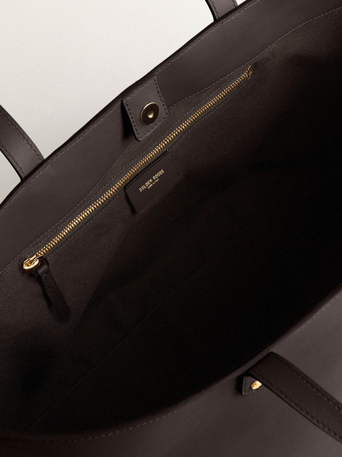 Black Pasadena Bag made of smooth leather with gold logo| Golden Goose
