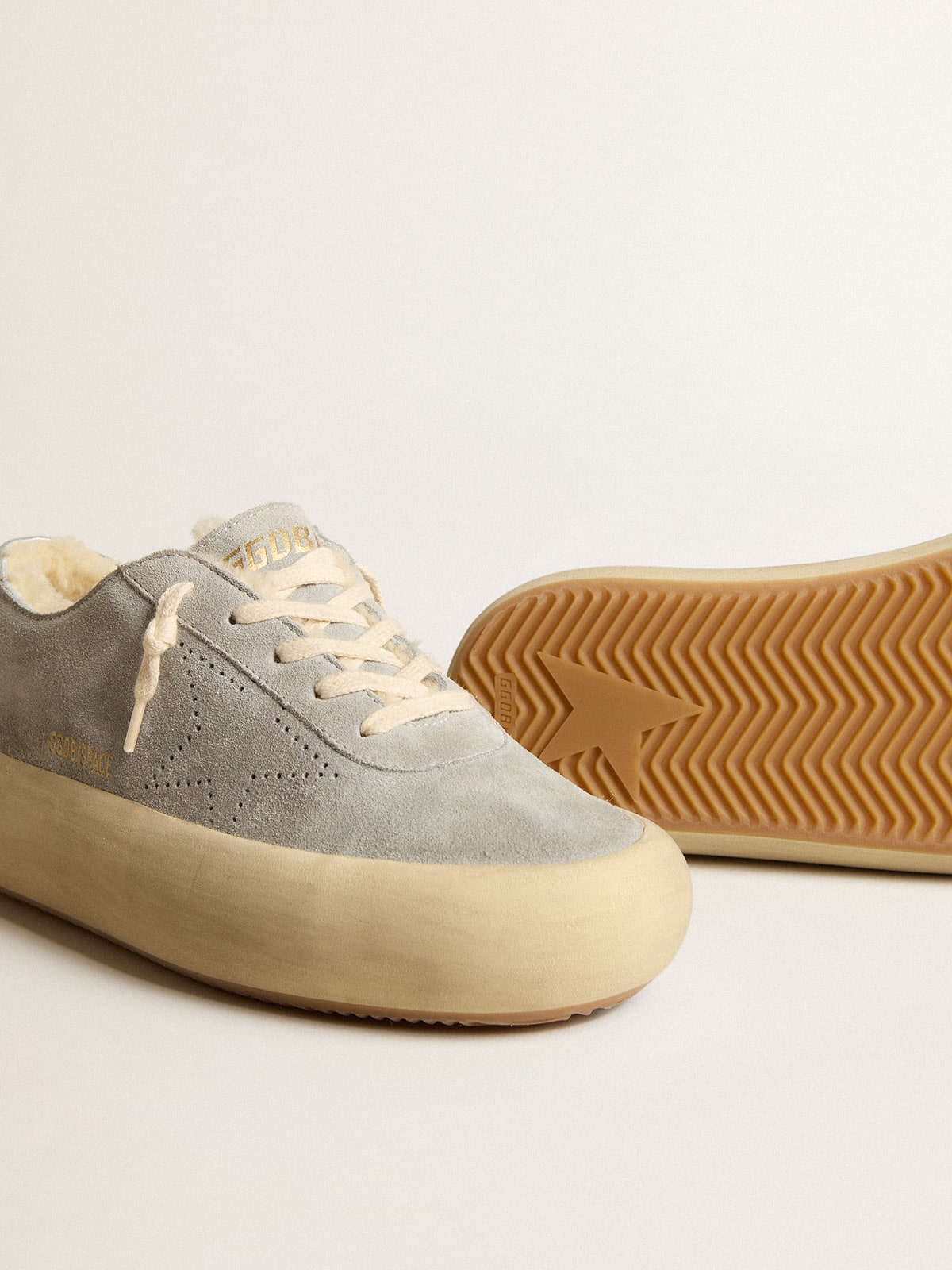 Women's Space-Star shoes in ice-gray suede with shearling lining| Golden Goose