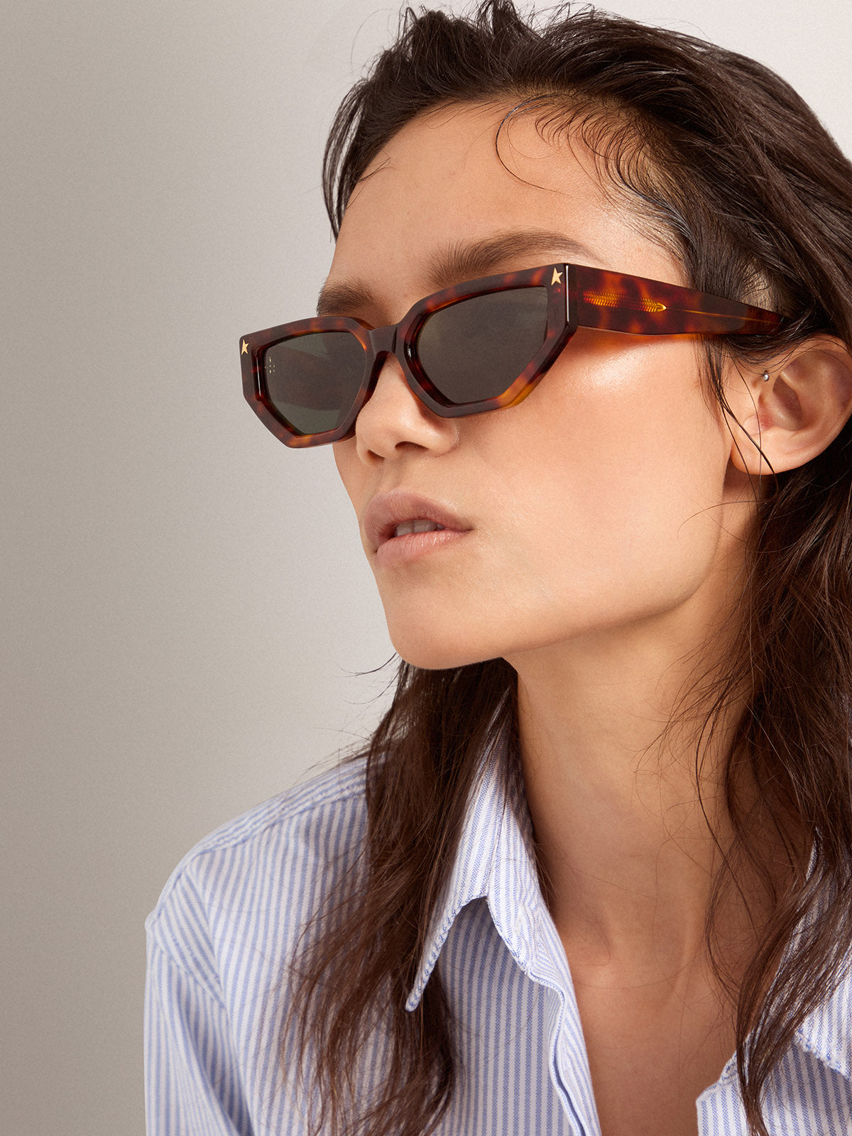 Rectangular-style Sunframe Jackie with Havana brown frame and gold details| Golden Goose