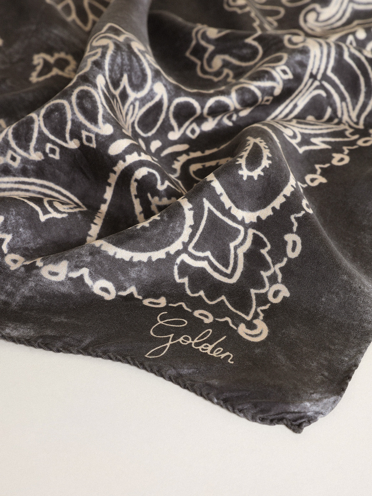 Anthracite gray scarf with paisley print| Golden Goose