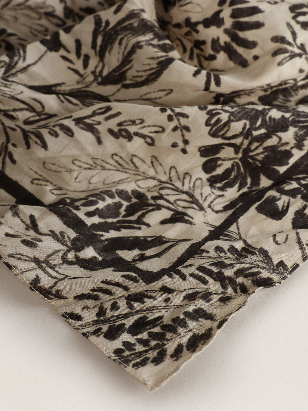 Bone-white scarf with contrasting toile de jouy pattern| Golden Goose