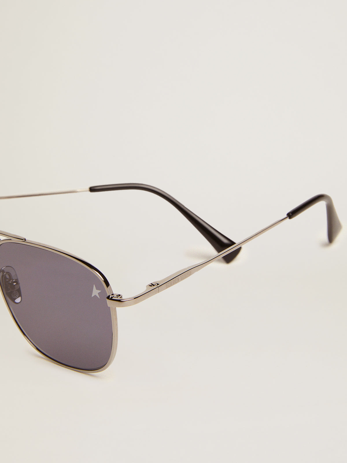 Roger aviator sunglasses with black frame and black lenses| Golden Goose