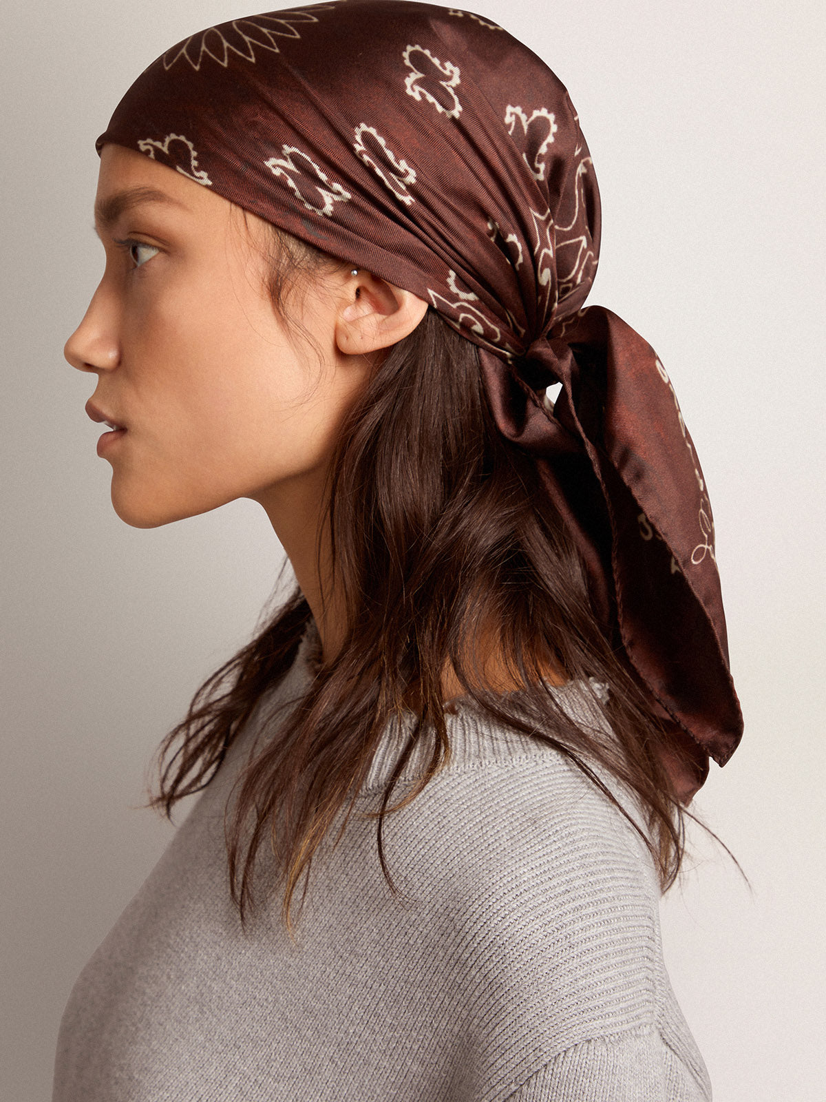 Black-coffee-colored Golden Collection scarf with paisley pattern| Golden Goose
