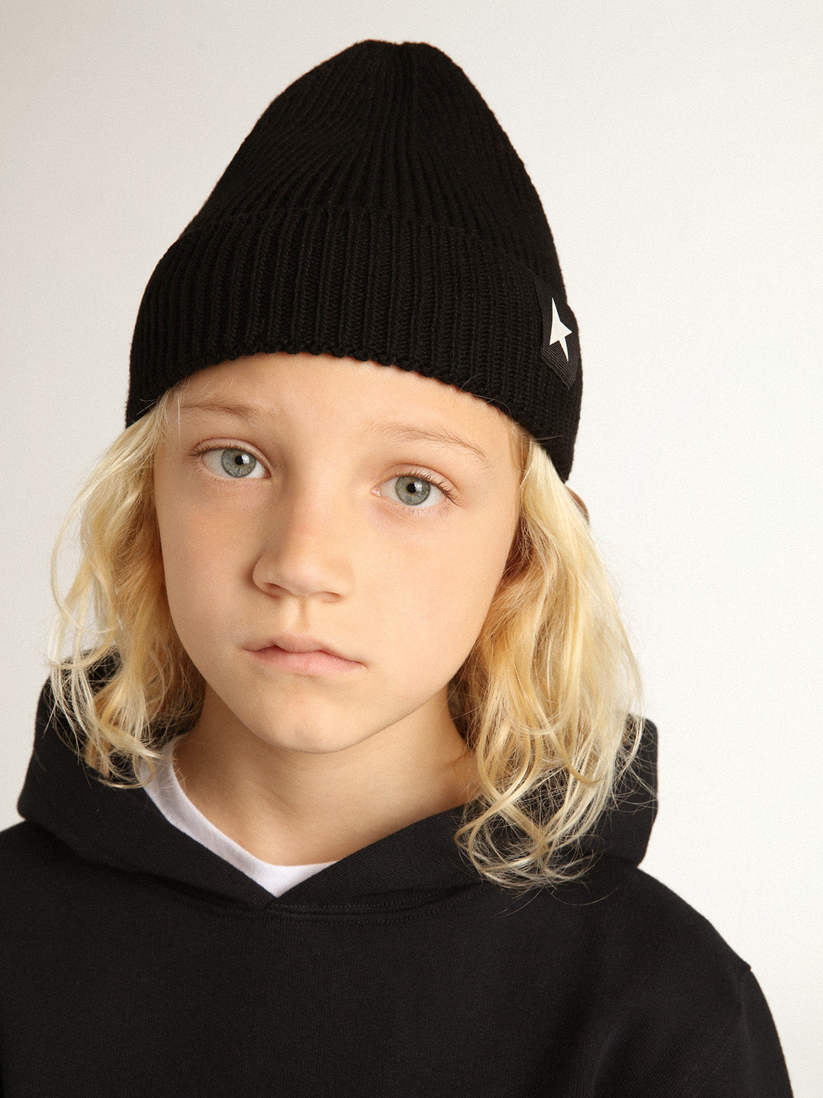 Black cotton beanie with contrasting white star| Golden Goose