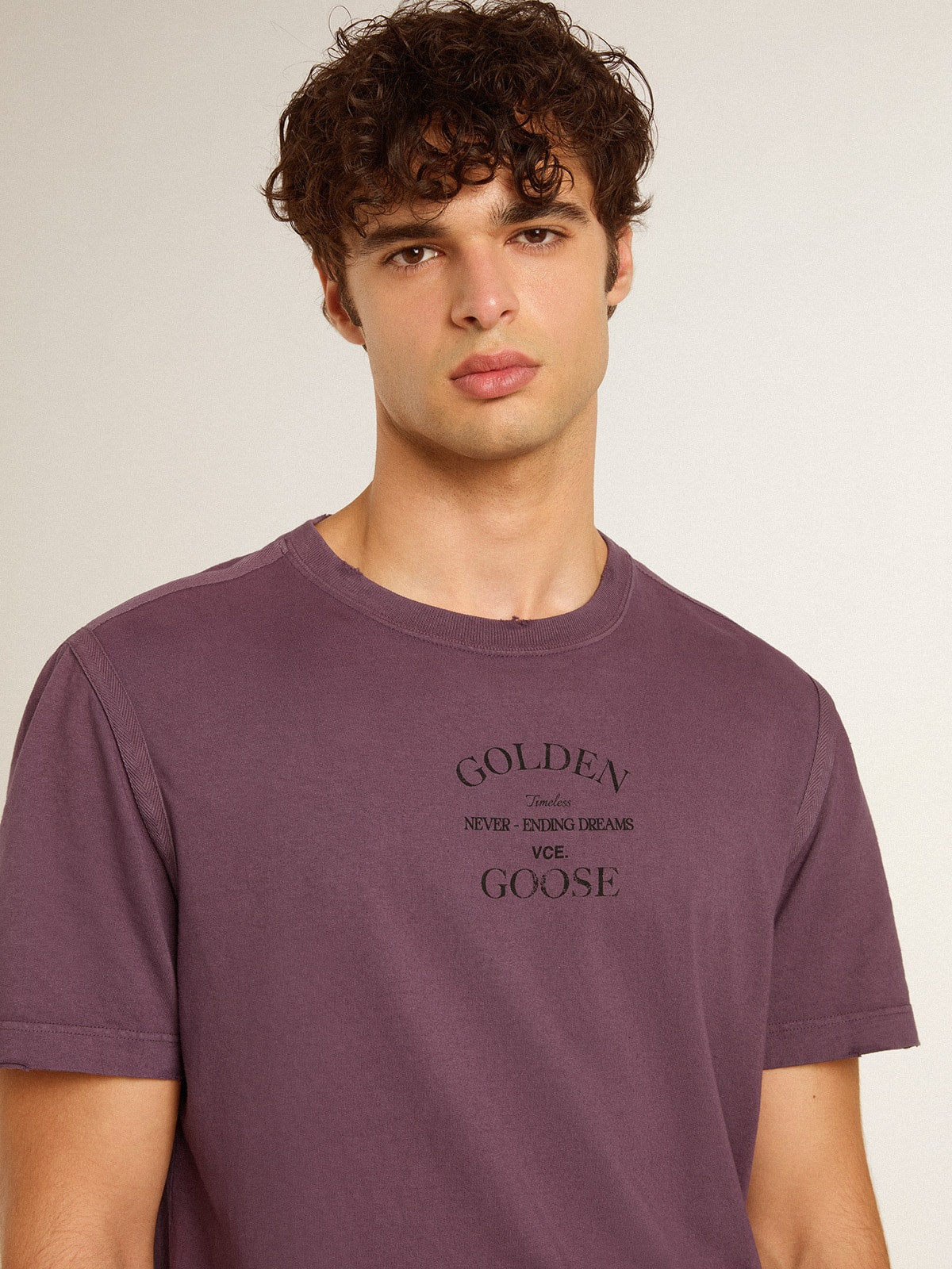 Men's cotton T-shirt in worn purple with logo print| Golden Goose