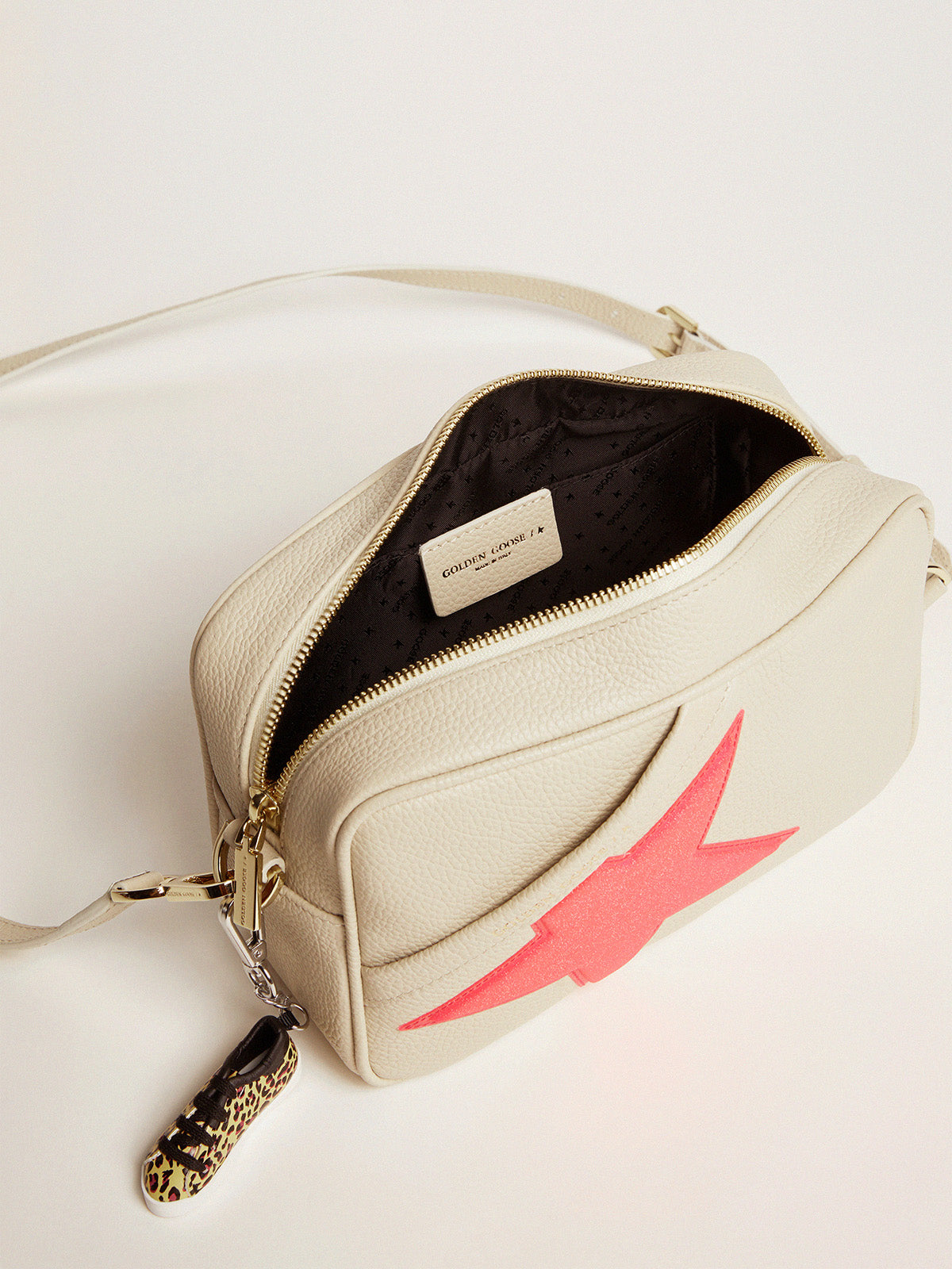 Off-white Star Bag in hammered leather, fuchsia Golden Goose star with iridescent glitter| Golden Goose