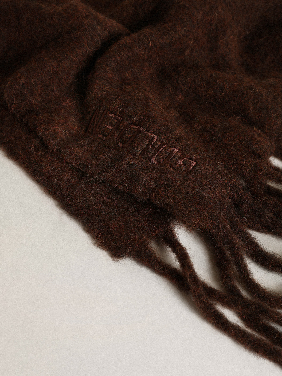 Coffee-colored wool scarf with fringe and 'Golden' lettering| Golden Goose