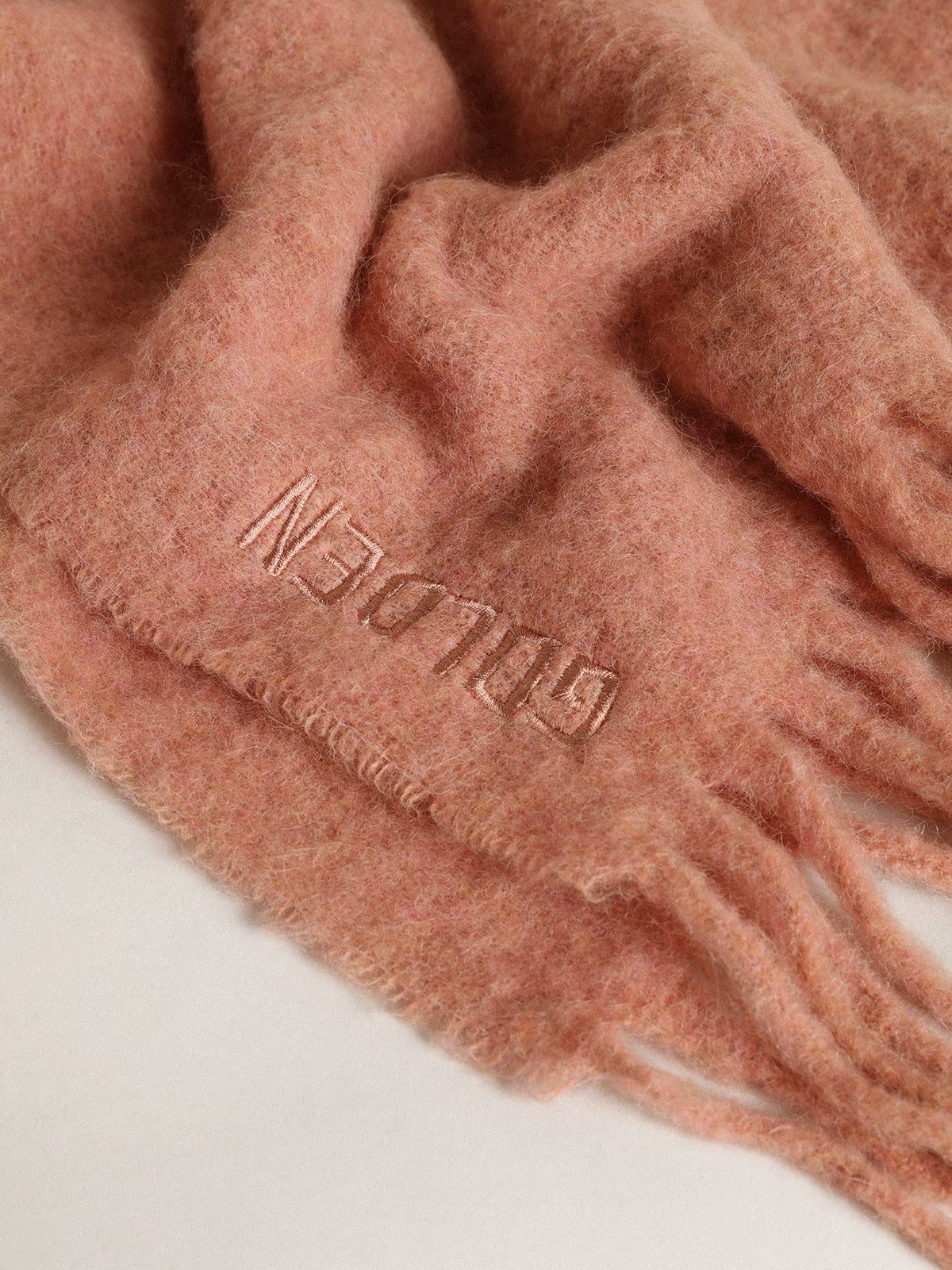 Powder pink wool scarf with fringe and 'Golden' lettering| Golden Goose