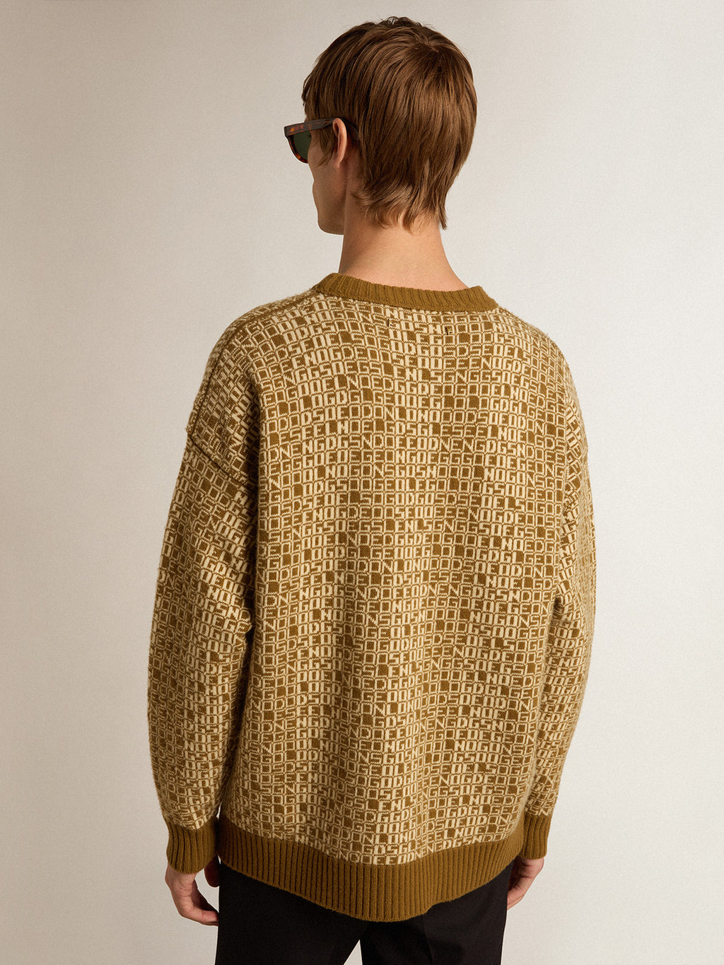 Round-neck sweater with olive-green jacquard lettering motif| Golden Goose