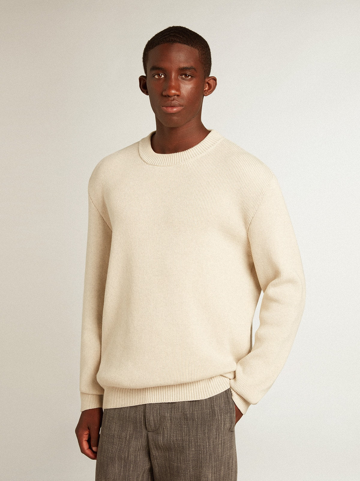 Men's round-neck sweater in panama-colored cotton with logo on the back