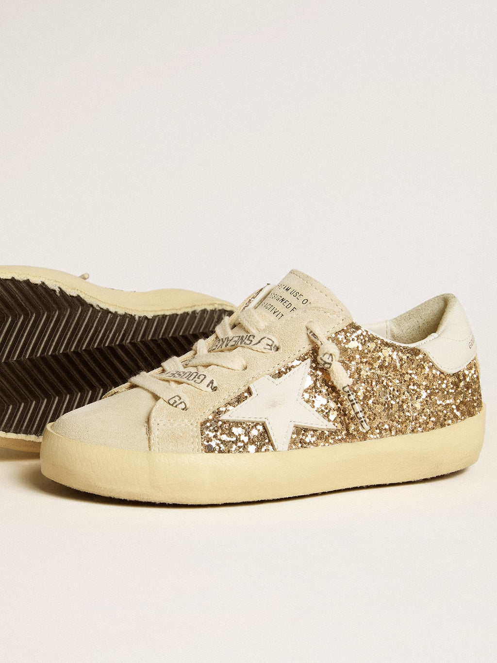 Super-Star Junior in gold glitter with white leather star and heel tab| Golden Goose