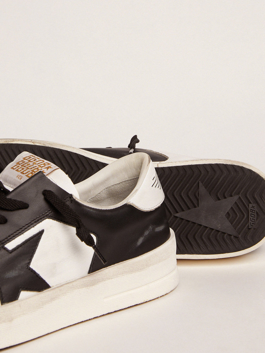 Women's Stardan sneakers in black and white leather| Golden Goose