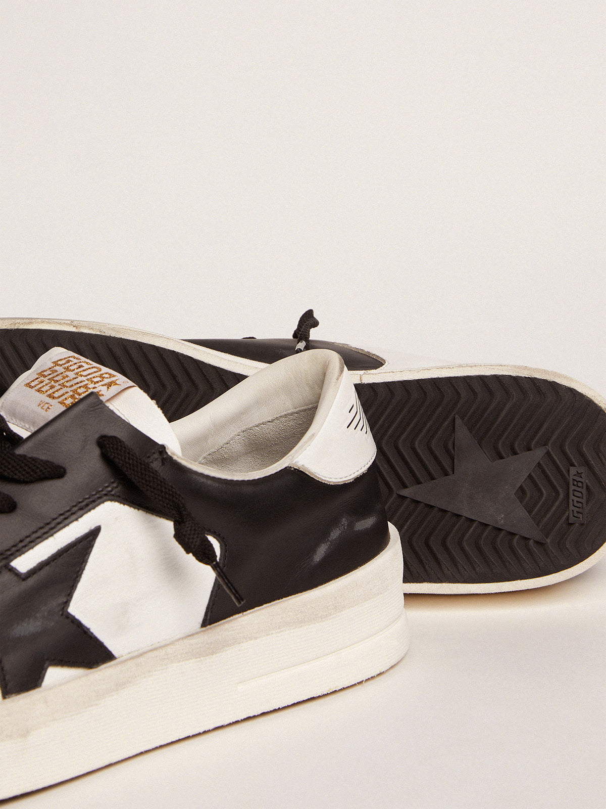 Women's Stardan sneakers in black and white leather| Golden Goose