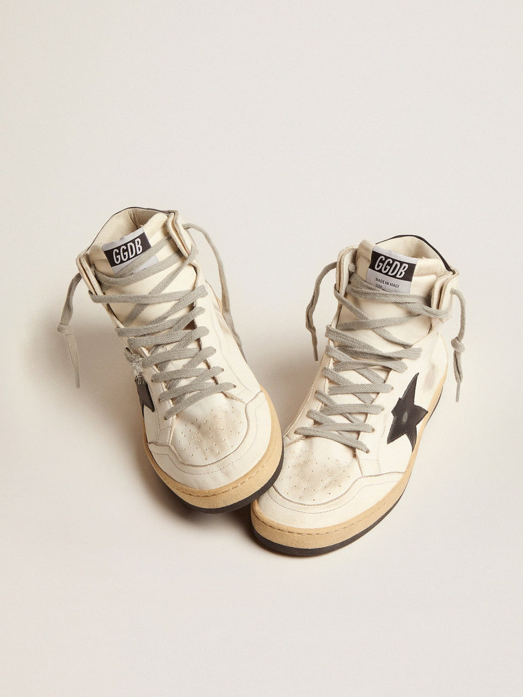 Men's Sky-Star with signature on the ankle and black inserts| Golden Goose
