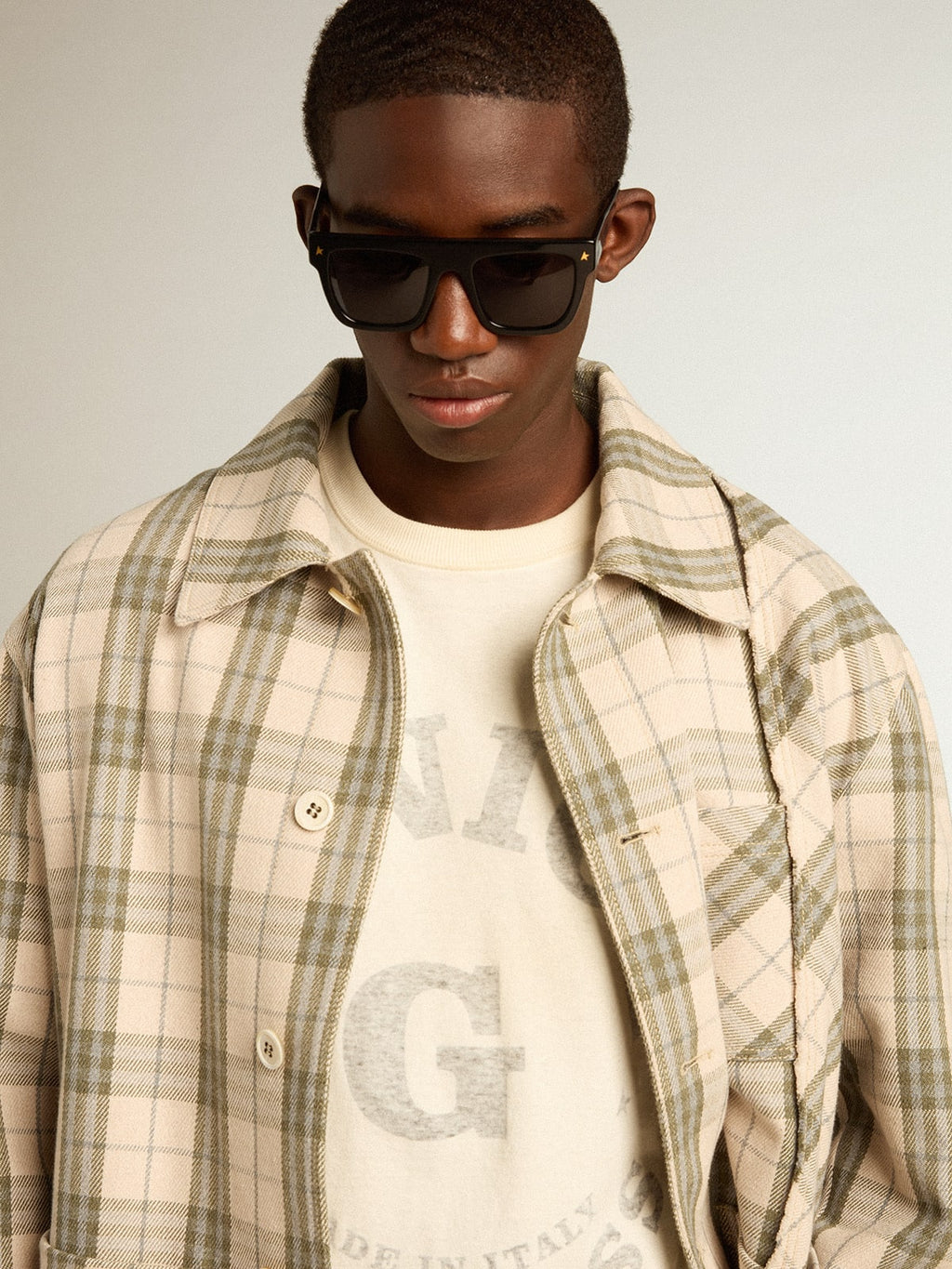 Men's cotton T-shirt in aged white with faded lettering| Golden Goose