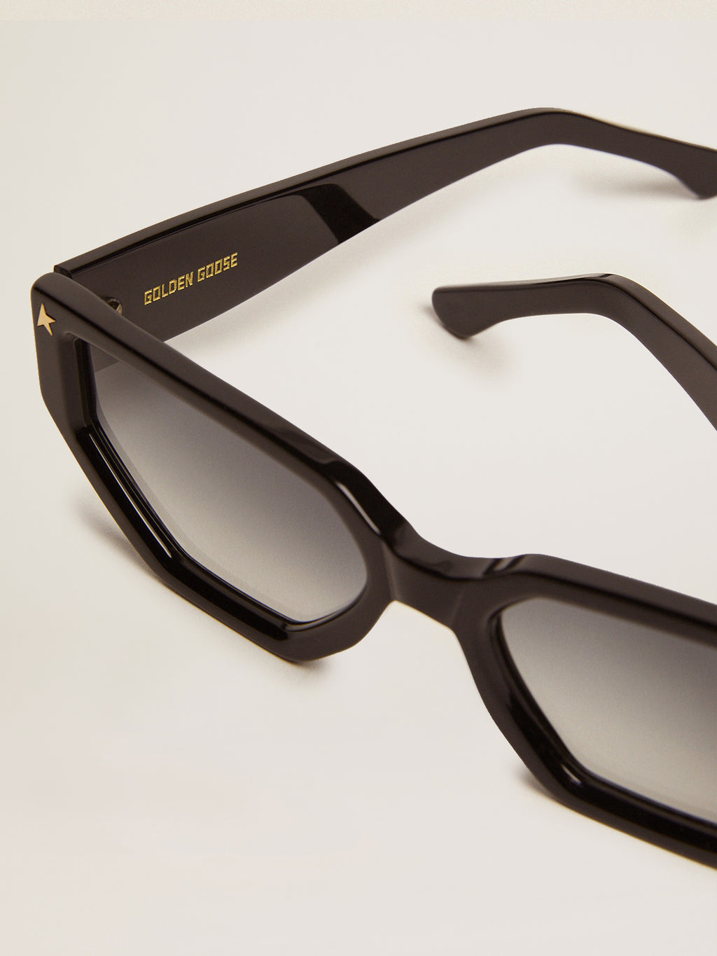 Rectangular-style Sunframe Jackie with black frame and gold details| Golden Goose