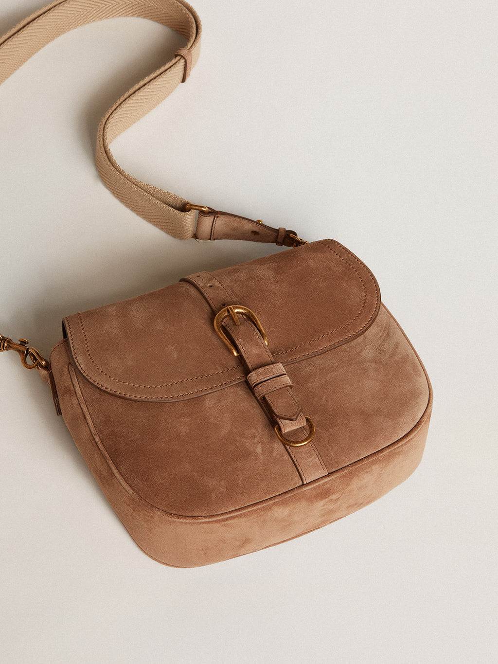 Medium Sally Bag in ash-colored suede with contrasting buckle and shoulder strap| Golden Goose
