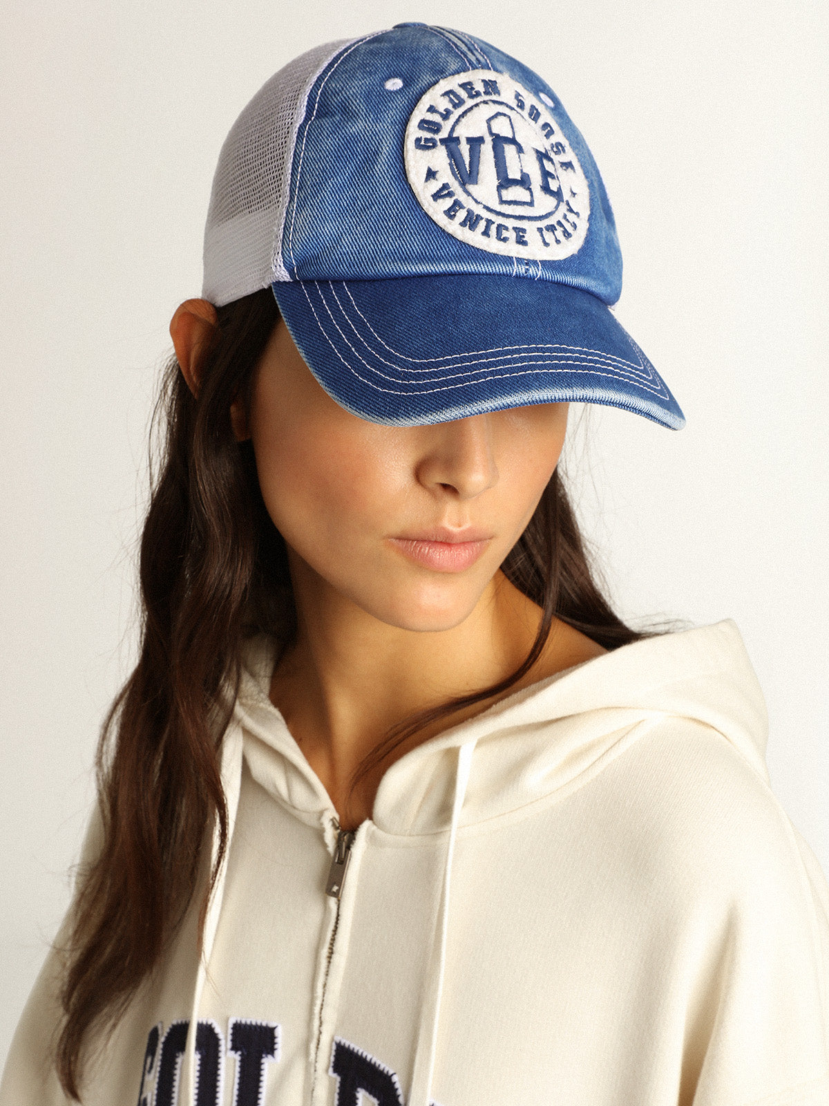 Hat in vintage light blue cotton with white mesh and patch on the front| Golden Goose
