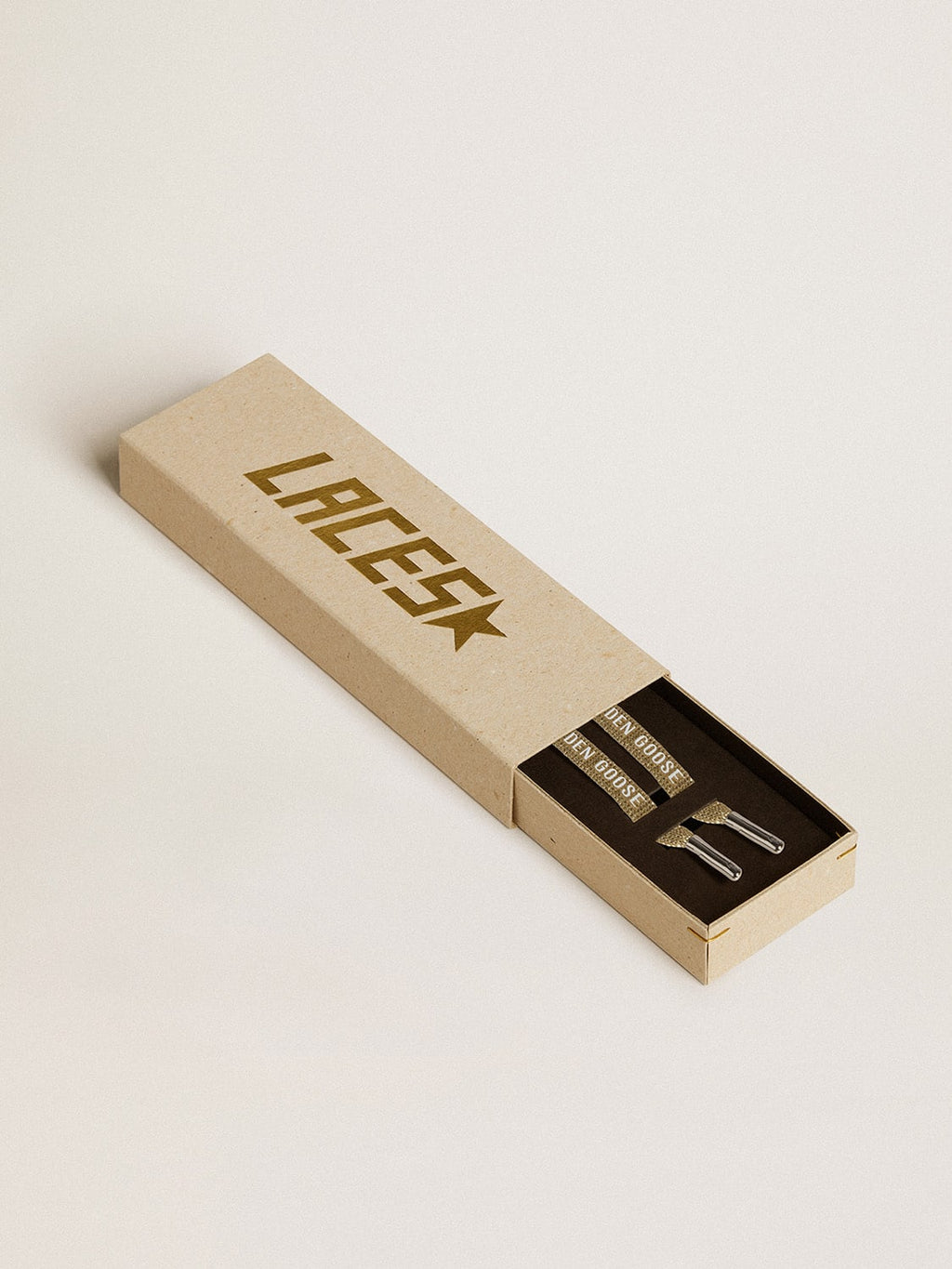 Gold-colored Lurex laces with contrasting white logo| Golden Goose