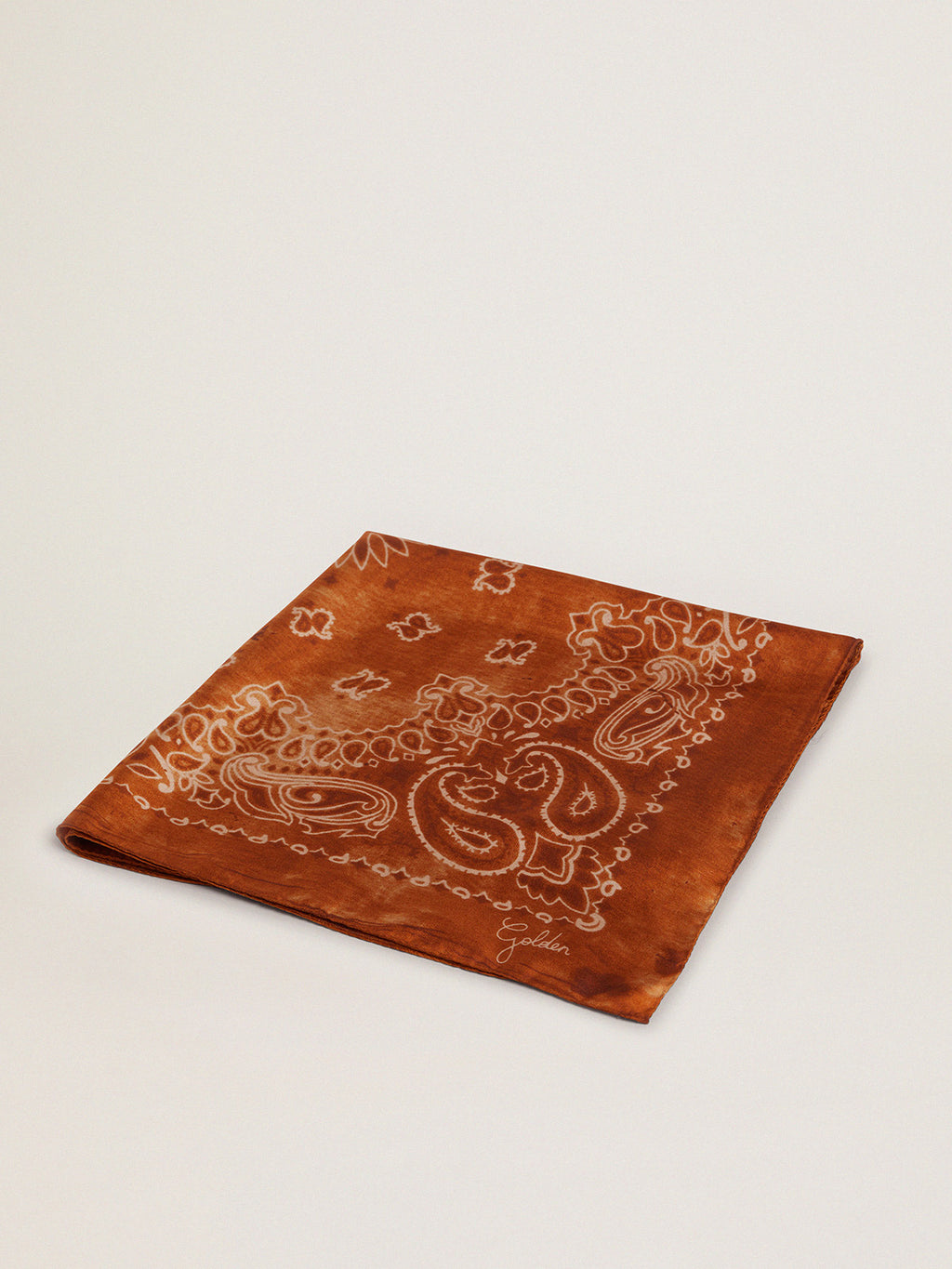 Terracotta-colored Golden Collection scarf with paisley pattern| Golden Goose