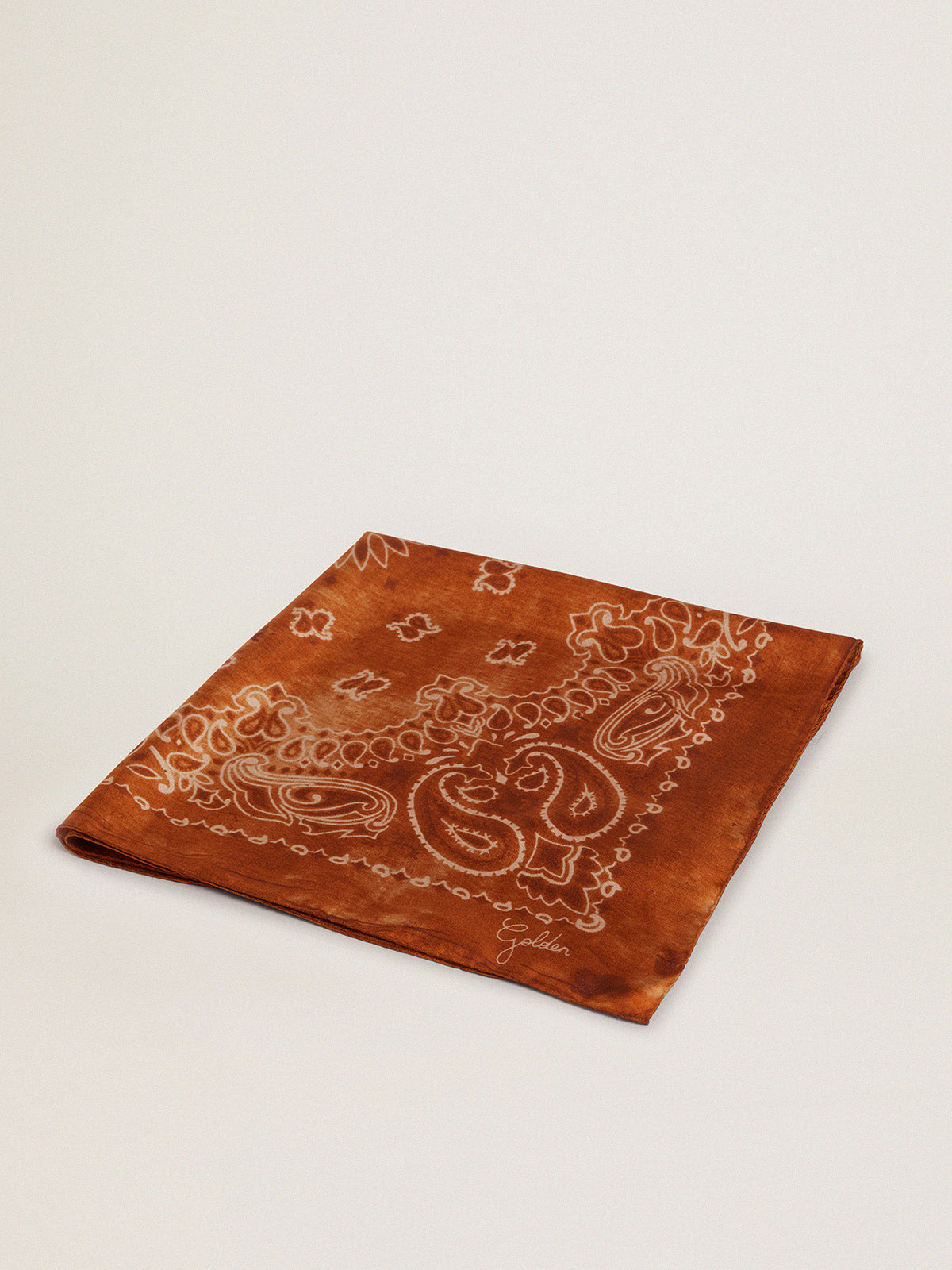 Terracotta-colored Golden Collection scarf with paisley pattern| Golden Goose
