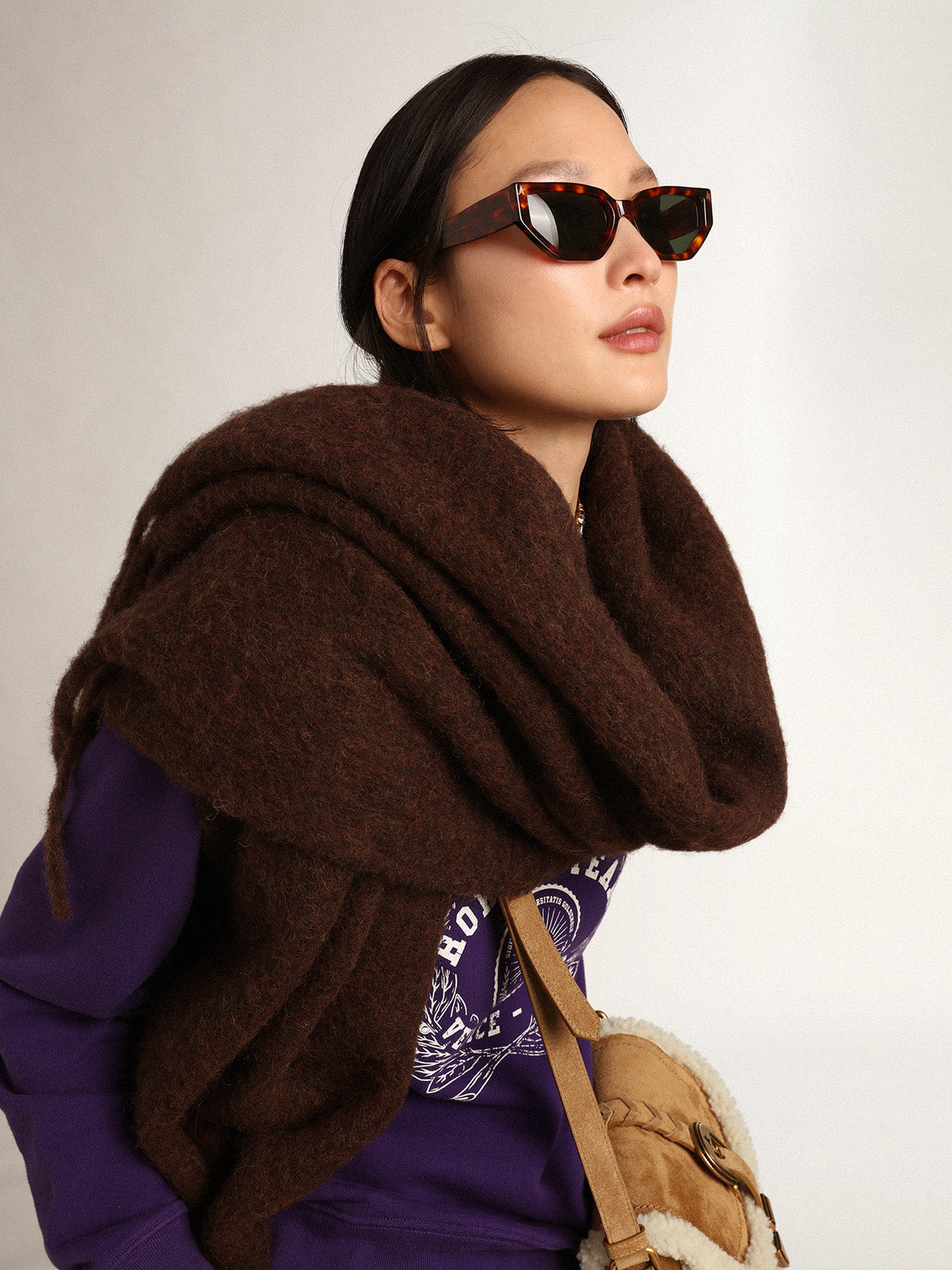 Coffee-colored wool scarf with fringe and 'Golden' lettering| Golden Goose