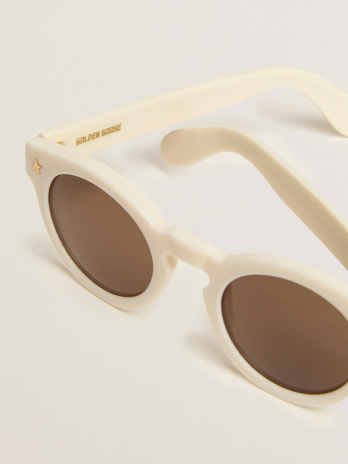 Sunglasses Panthos model with white frame and gold details| Golden Goose