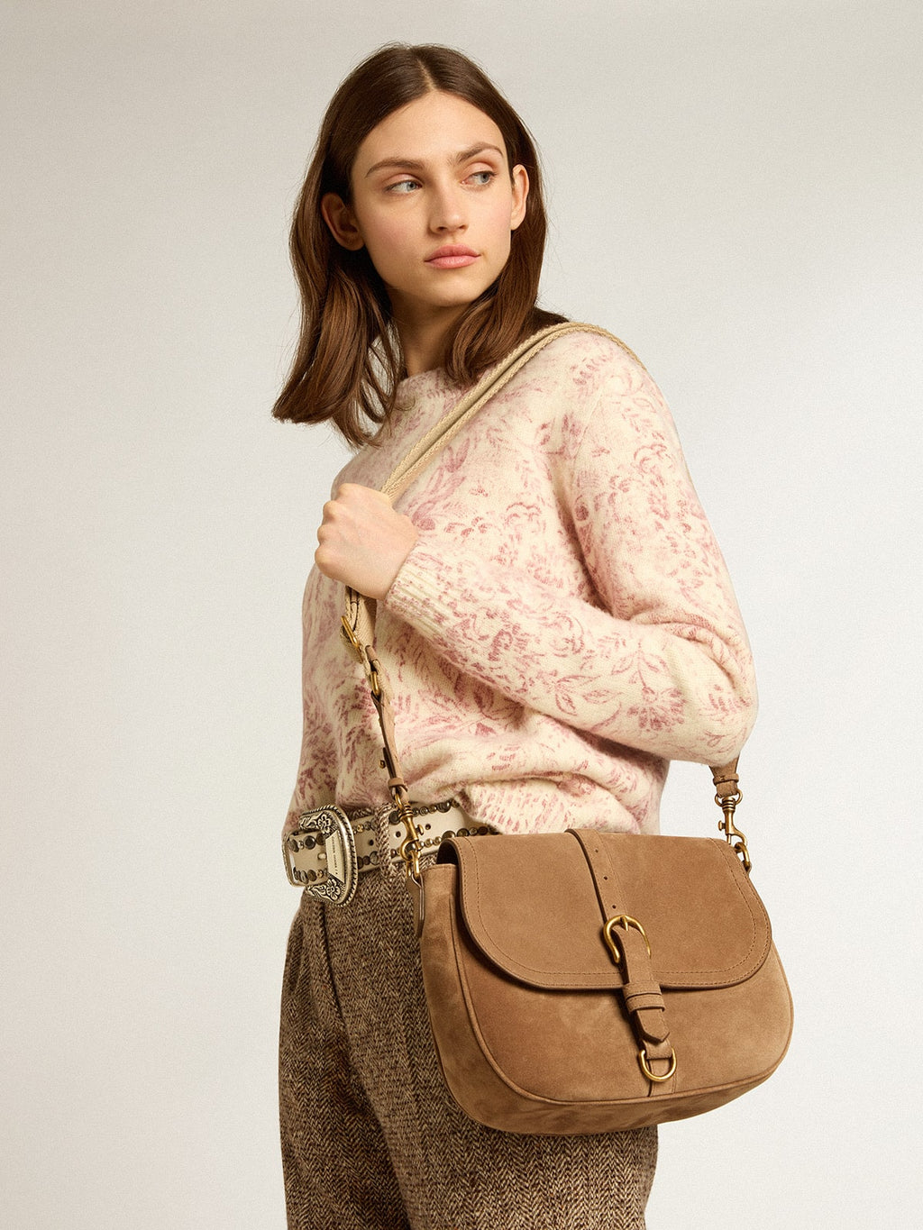 Medium Sally Bag in ash-colored suede with contrasting buckle and shoulder strap| Golden Goose