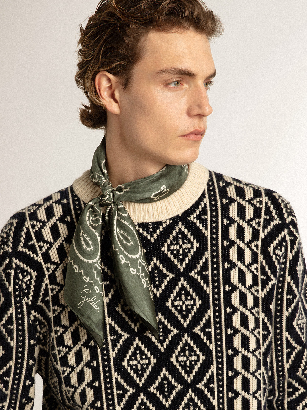Round-neck sweater with parchment and blue geometric pattern| Golden Goose