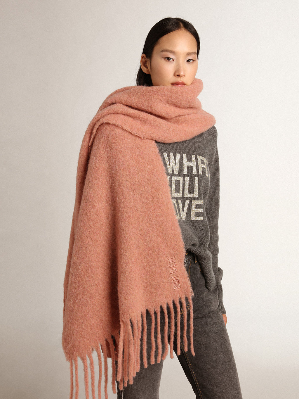 Powder pink wool scarf with fringe and 'Golden' lettering| Golden Goose