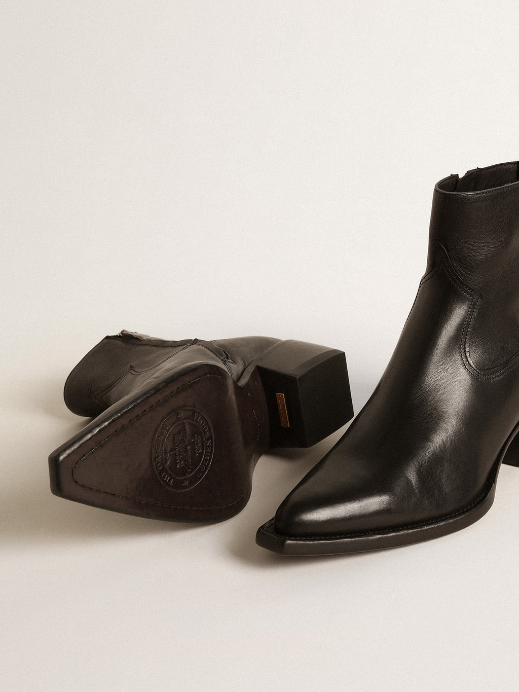 Men's low Debbie boots in black leather| Golden Goose
