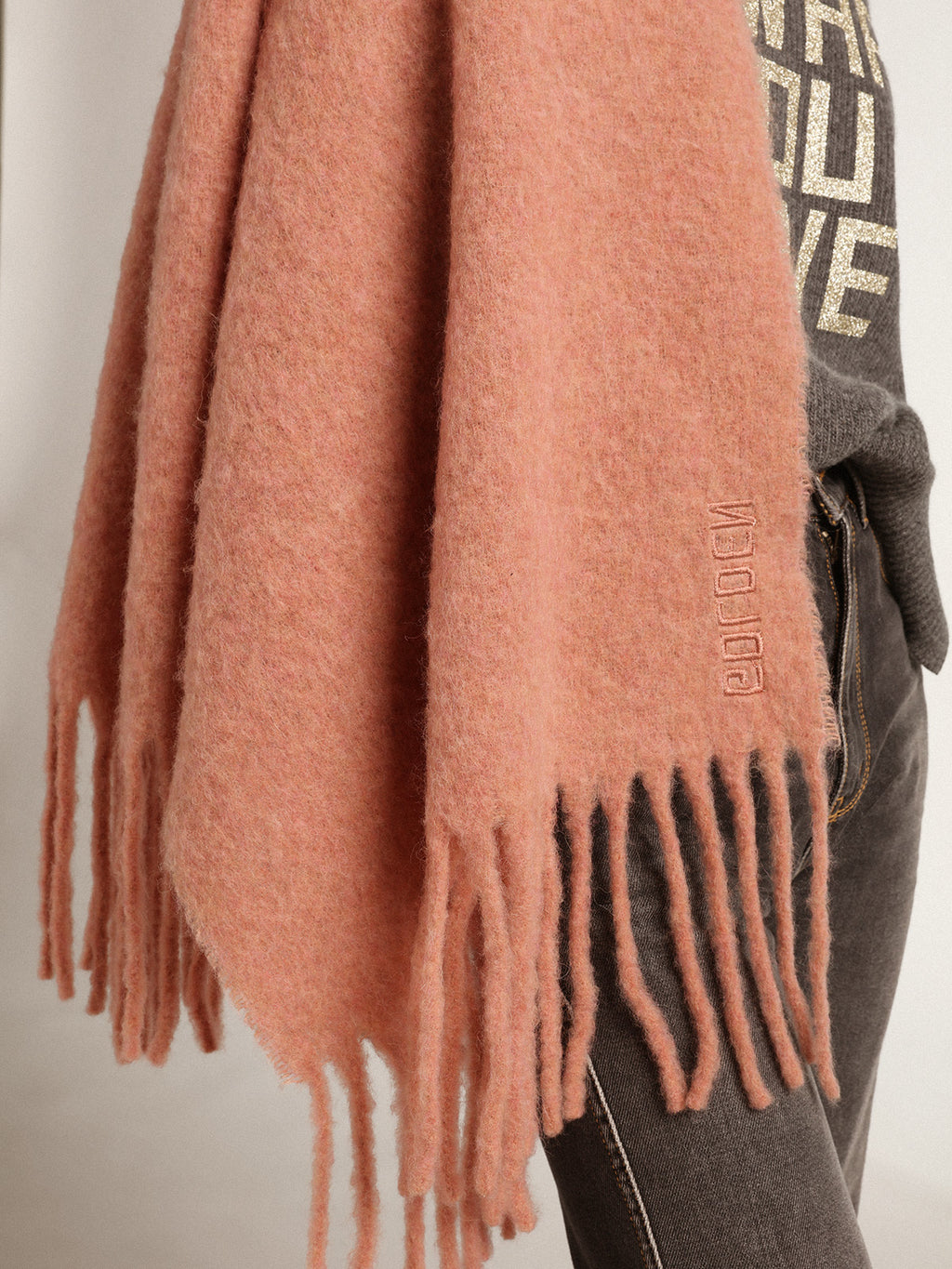 Powder pink wool scarf with fringe and 'Golden' lettering| Golden Goose