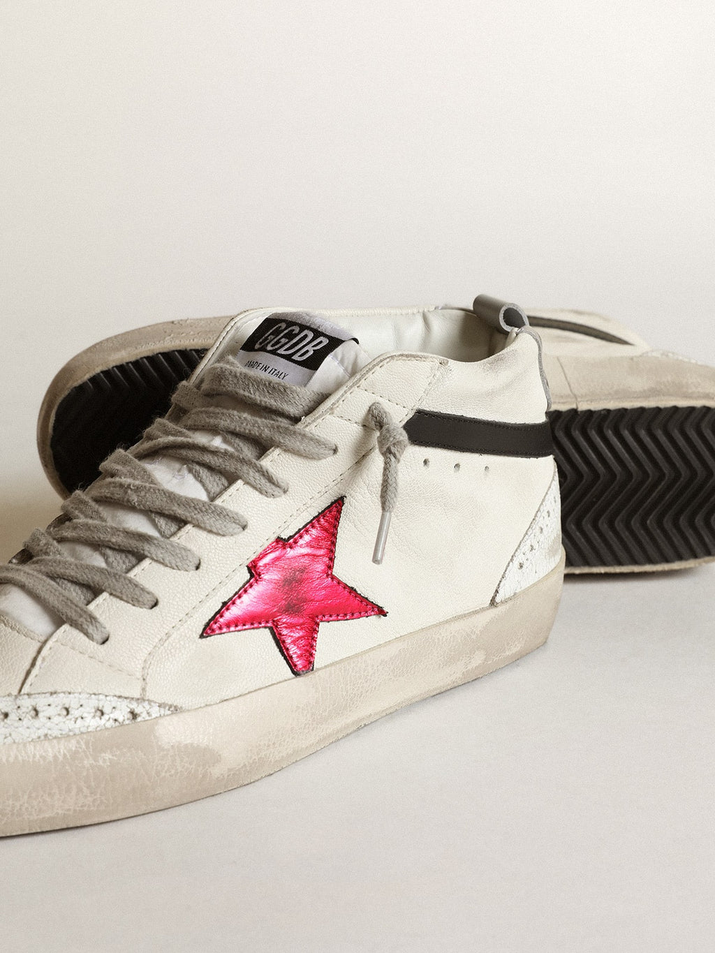 Mid Star with a pink laminated leather star and black flash| Golden Goose