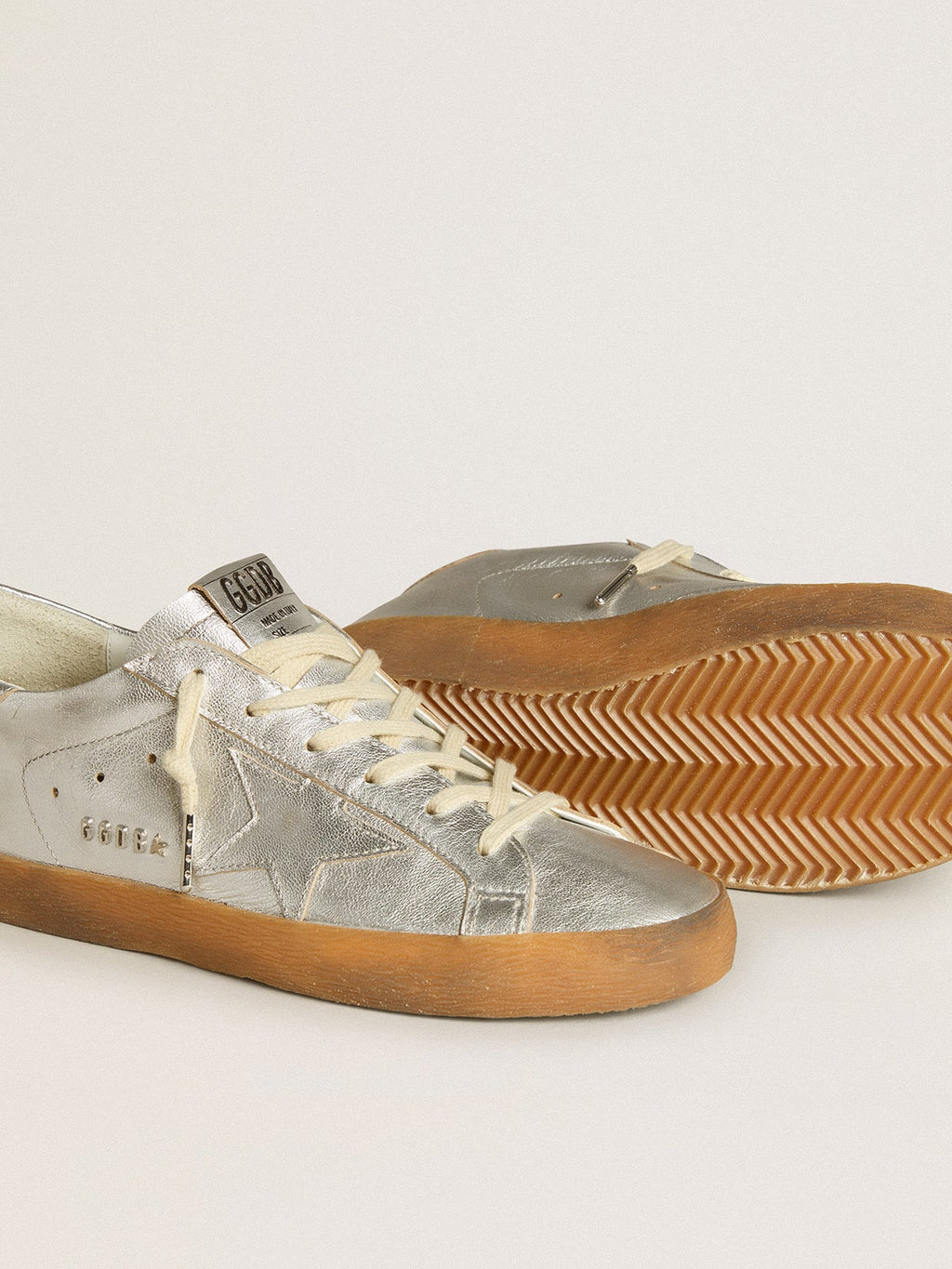 Super-Star in silver metallic leather with leather star and heel tab| Golden Goose