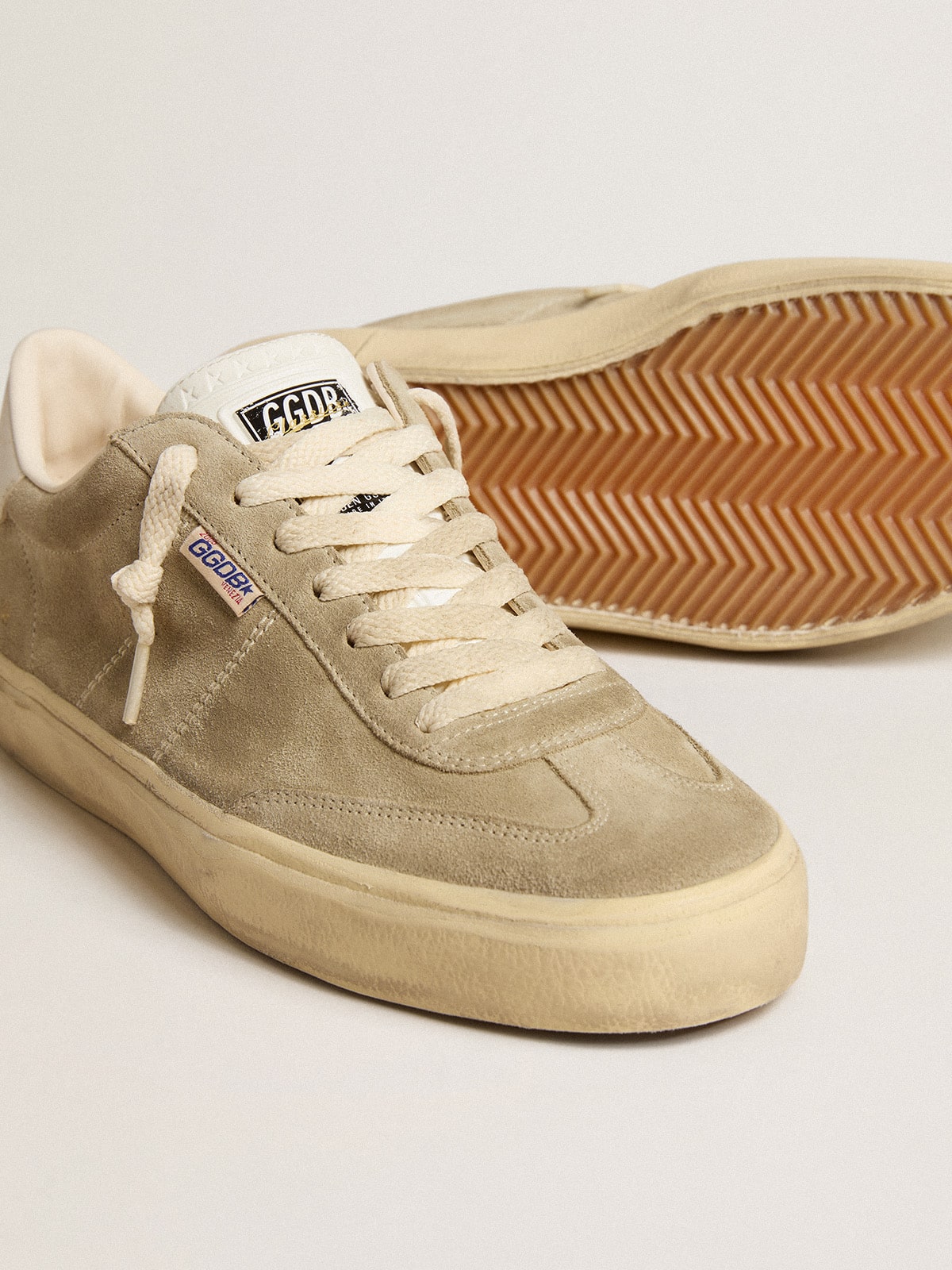 Soul Star in dove-gray suede with white leather heel tab and tongue| Golden Goose