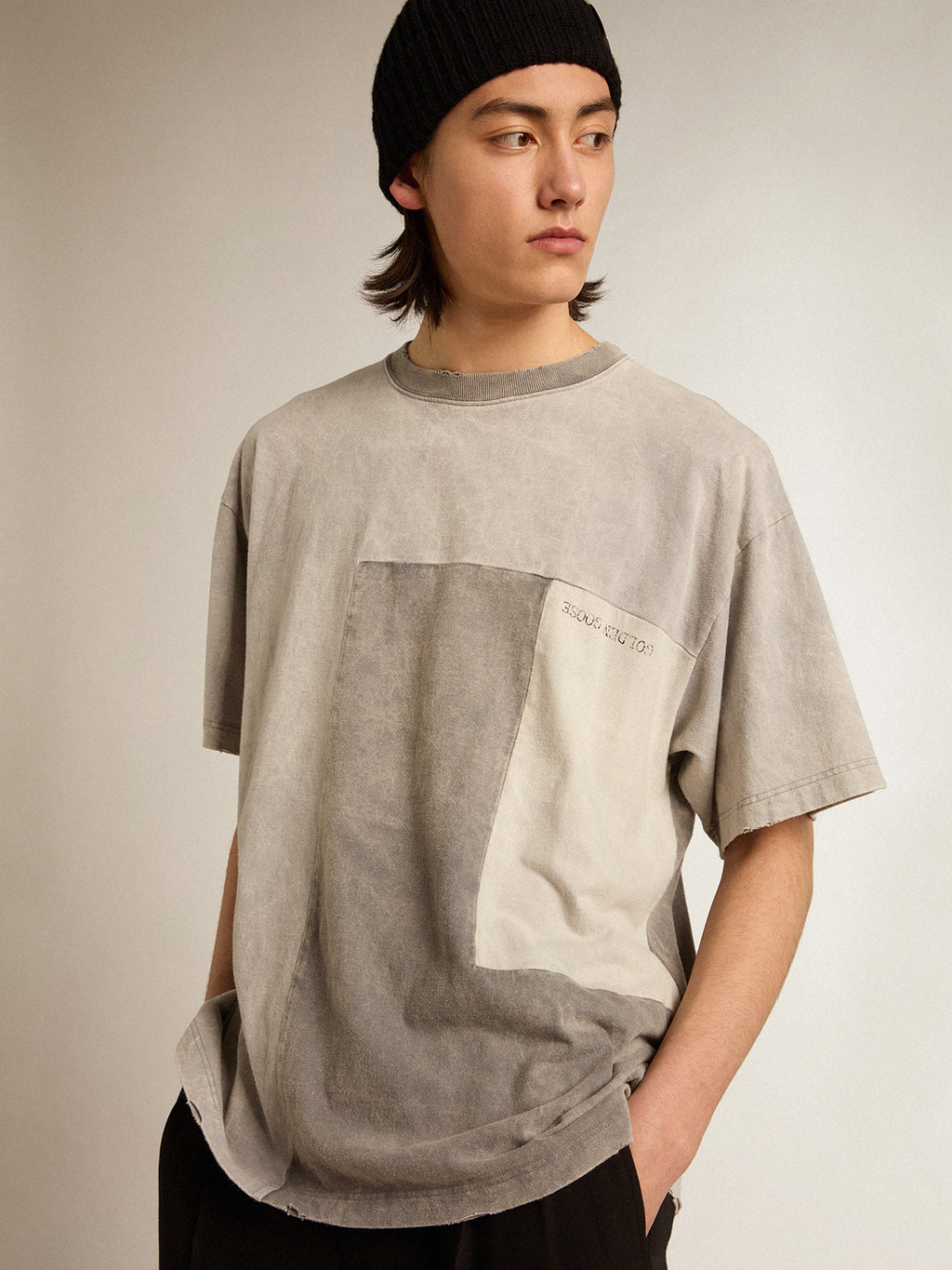 T-shirt in various shades of gray with a lived-in effect| Golden Goose