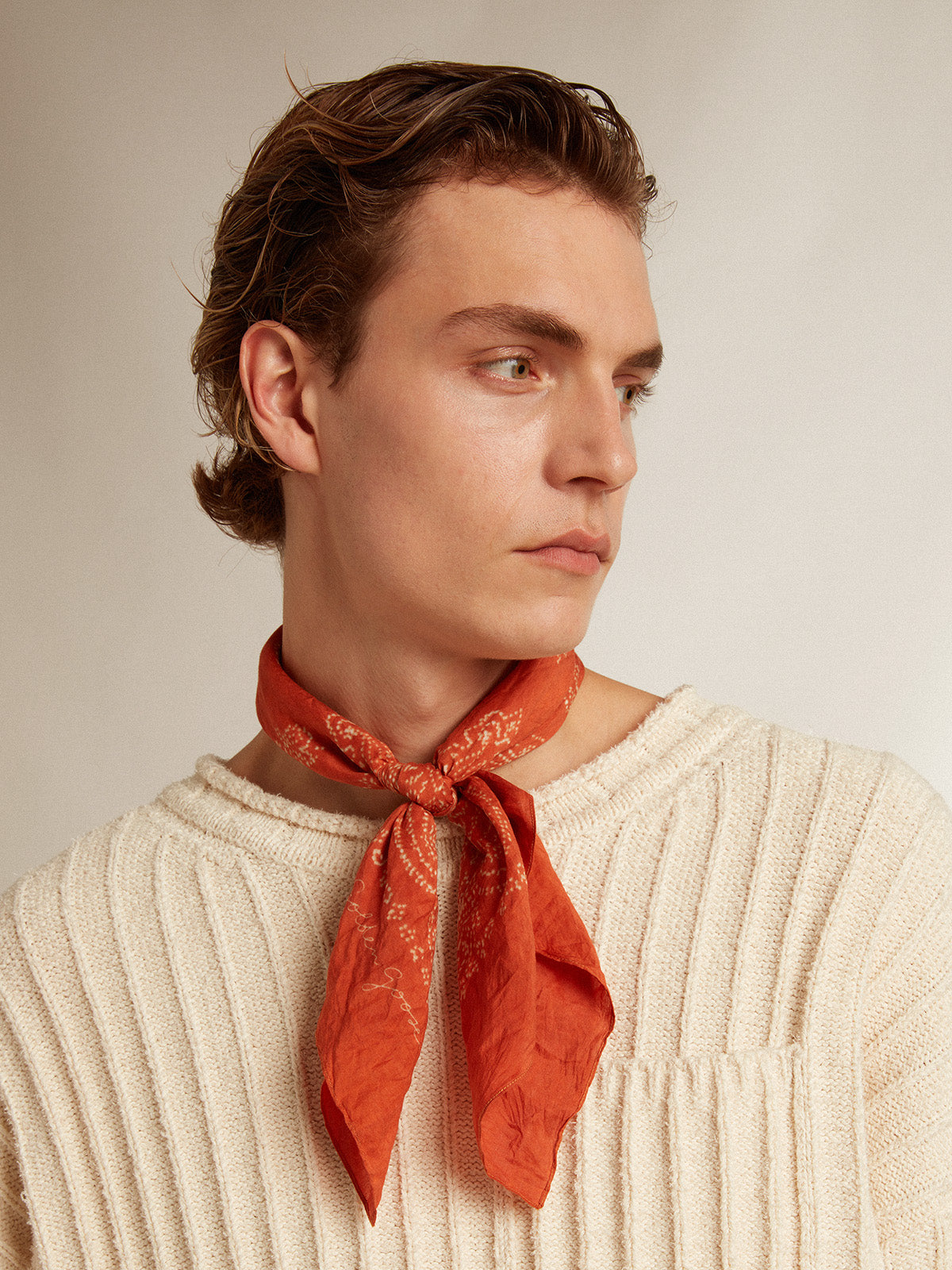 Rust-colored scarf with dotted paisley pattern| Golden Goose