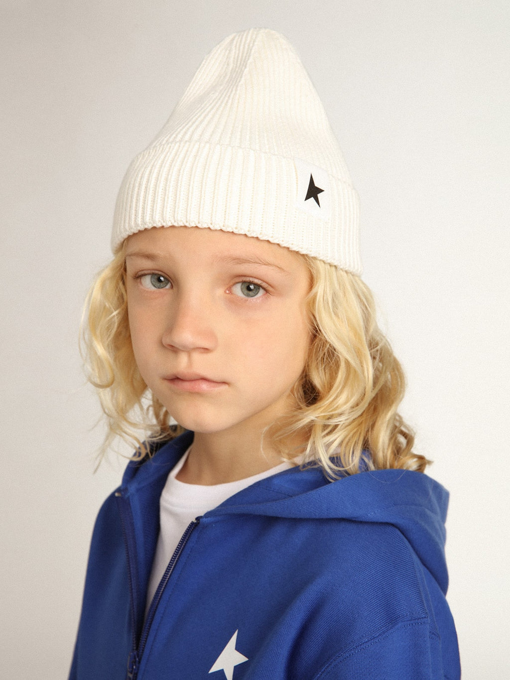 Off-white cotton beanie with contrasting black star| Golden Goose