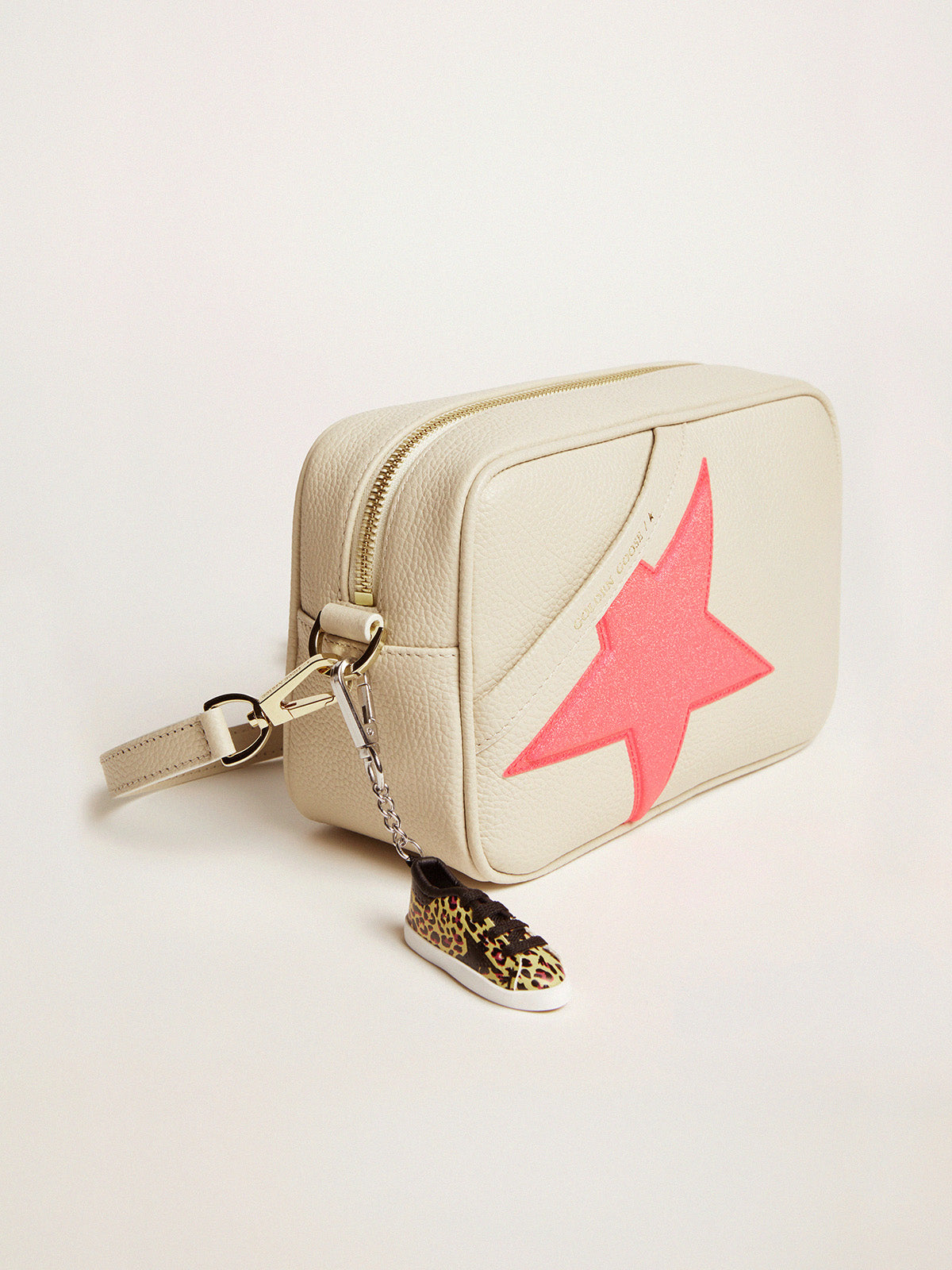 Off-white Star Bag in hammered leather, fuchsia Golden Goose star with iridescent glitter| Golden Goose