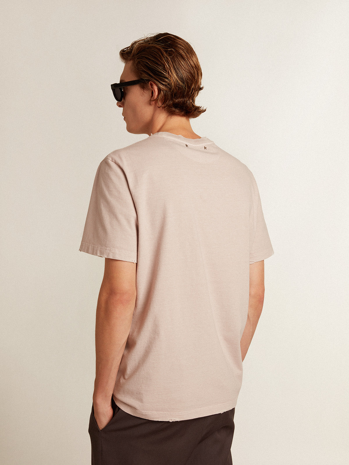 Pale pink men's T-shirt with lettering in the center| Golden Goose
