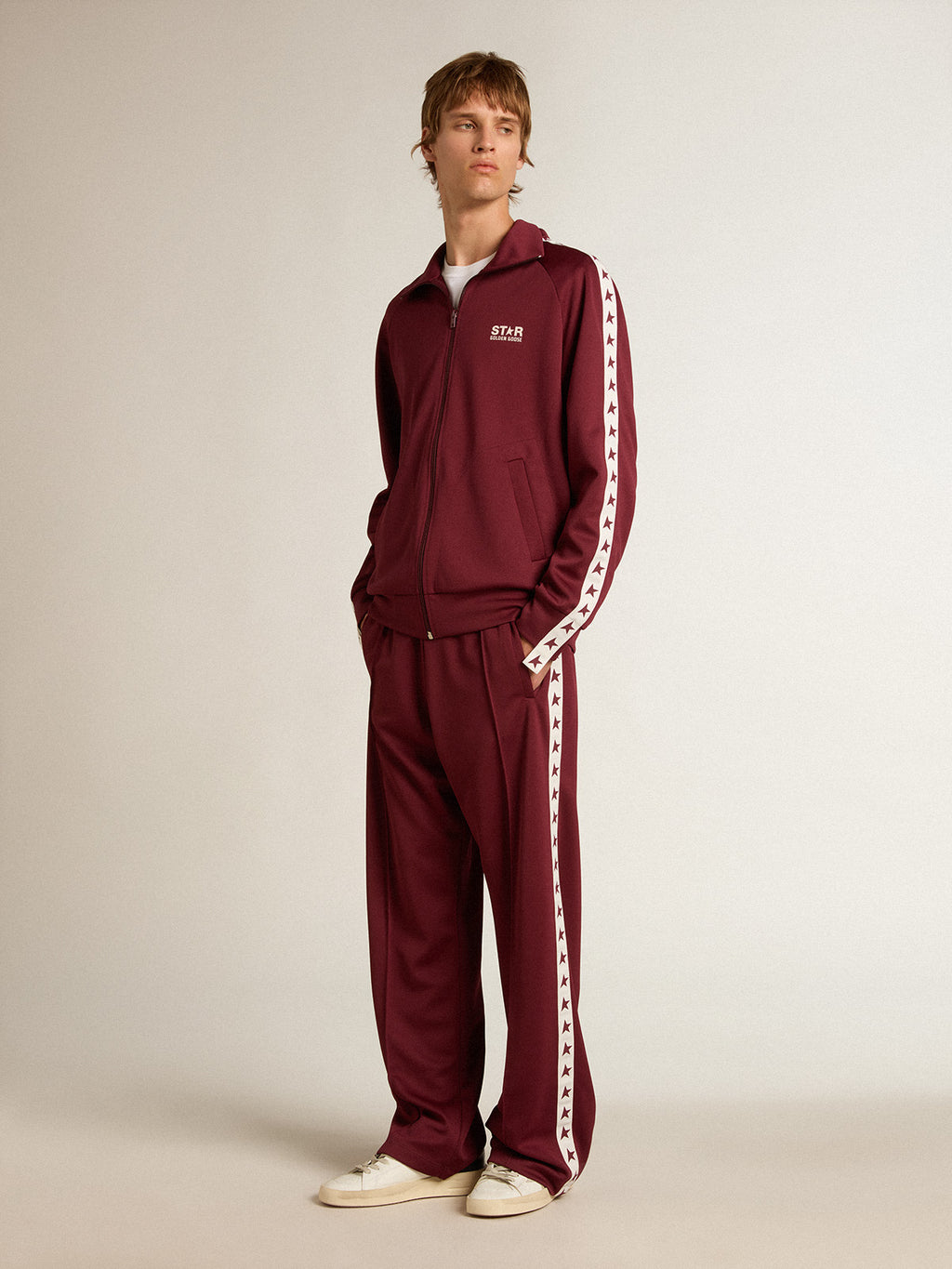 Men's white T-shirt with contrasting burgundy logo and star| Golden Goose