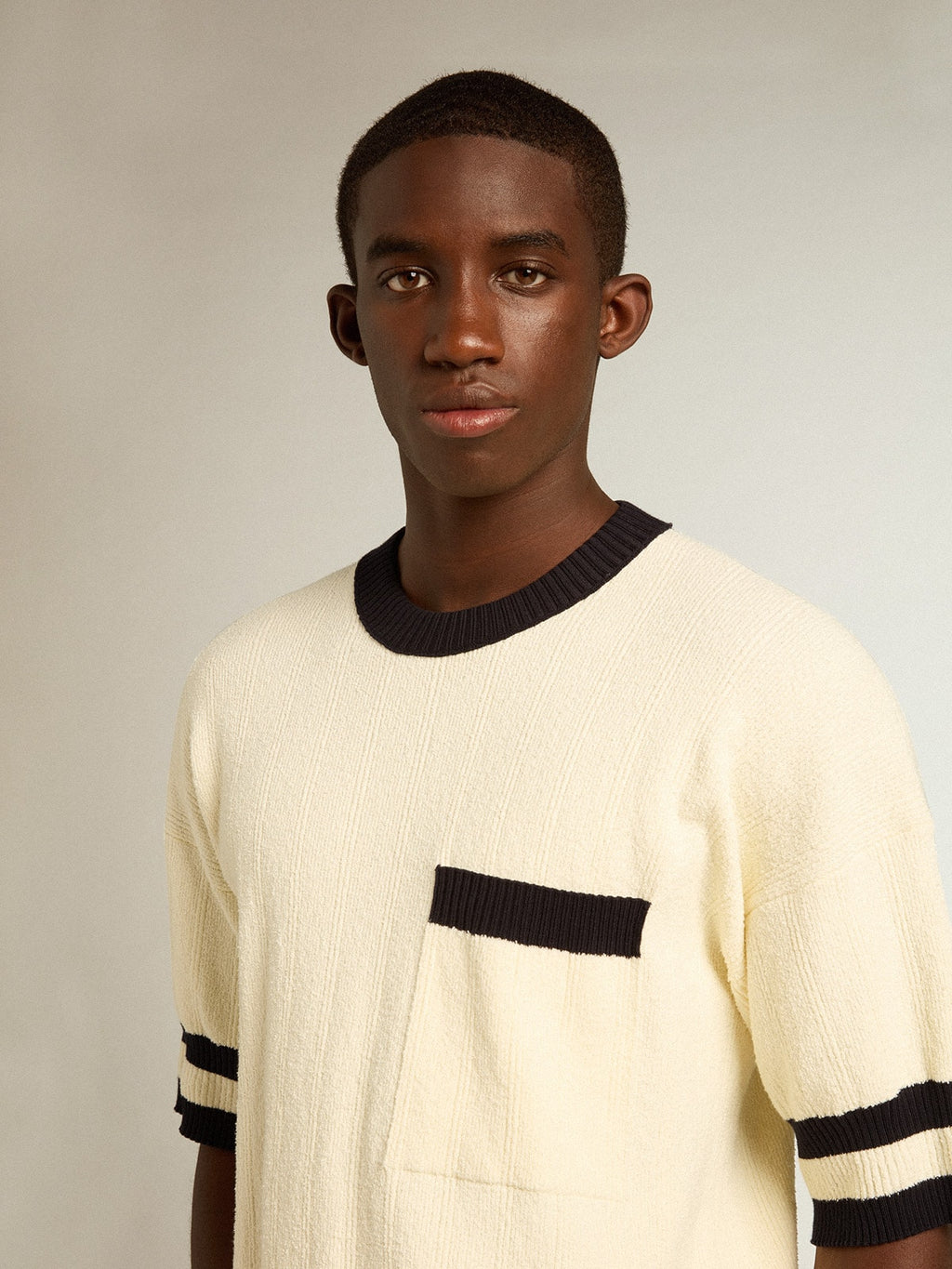 Men's short-sleeved sweater in vintage white with blue rib knit| Golden Goose